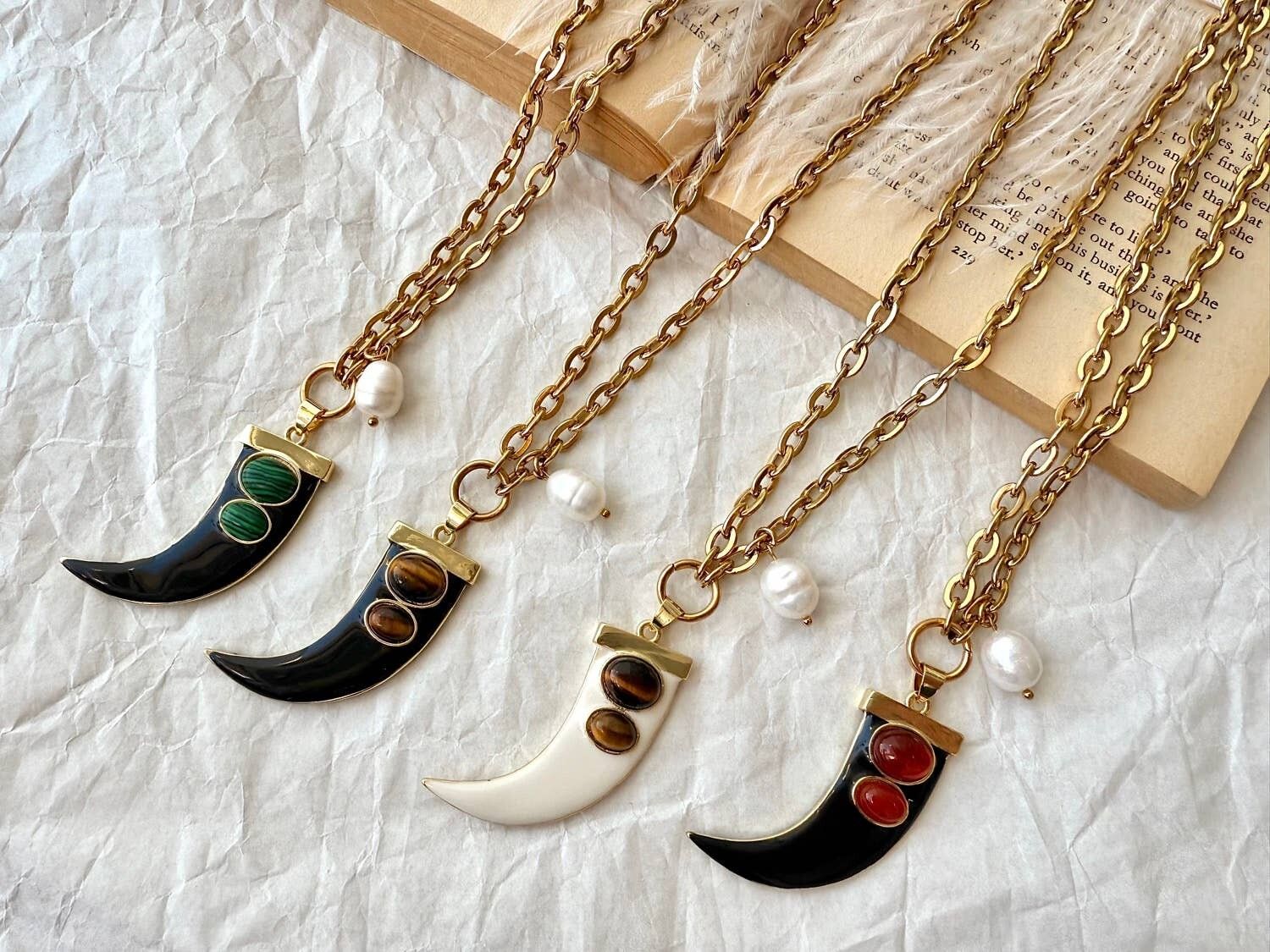 Collana in oro smaltato con corno e accenti di perle e pietre semipreziose