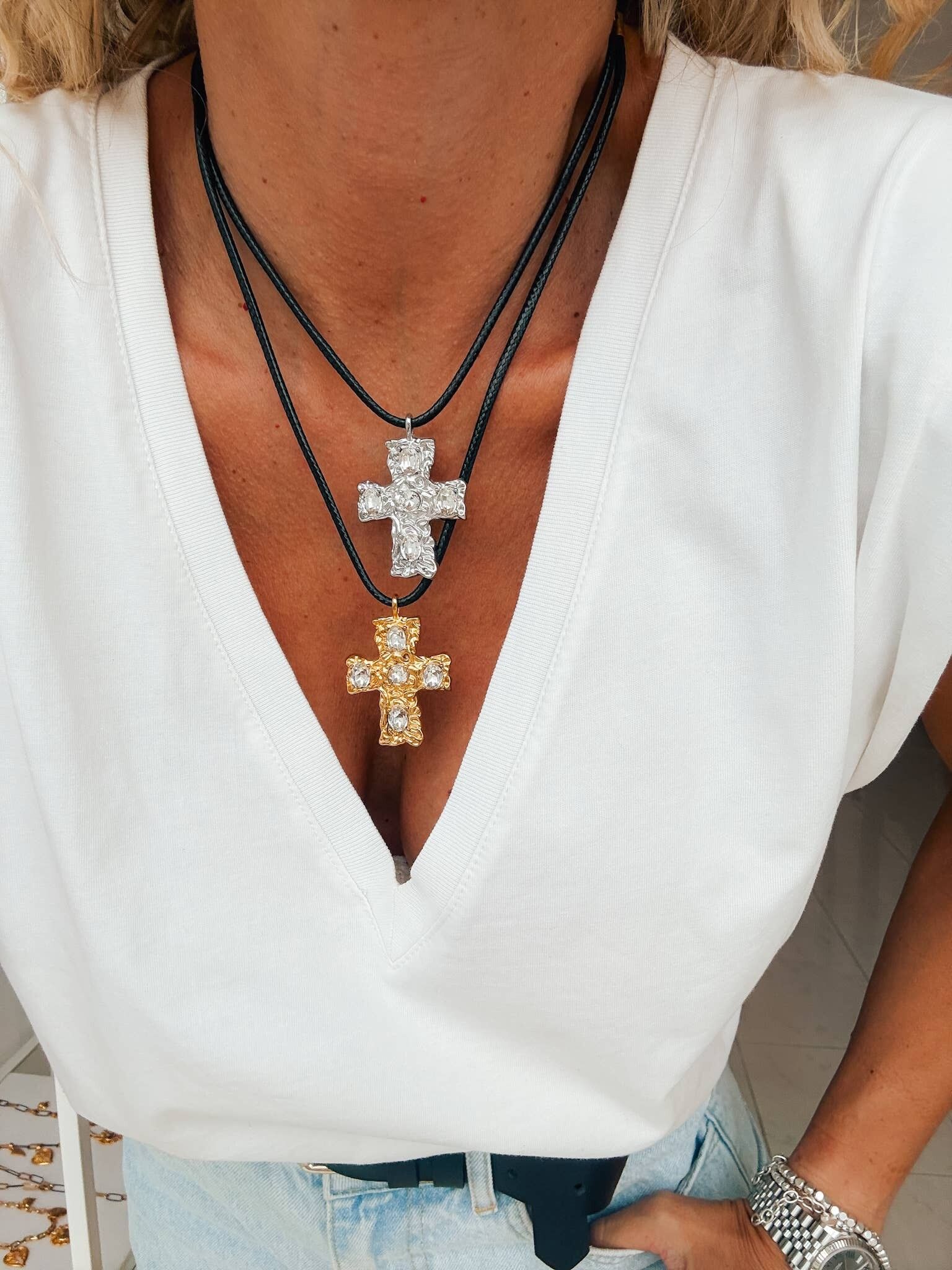 Collana con croce in acciaio martellato e dettagli in cristallo