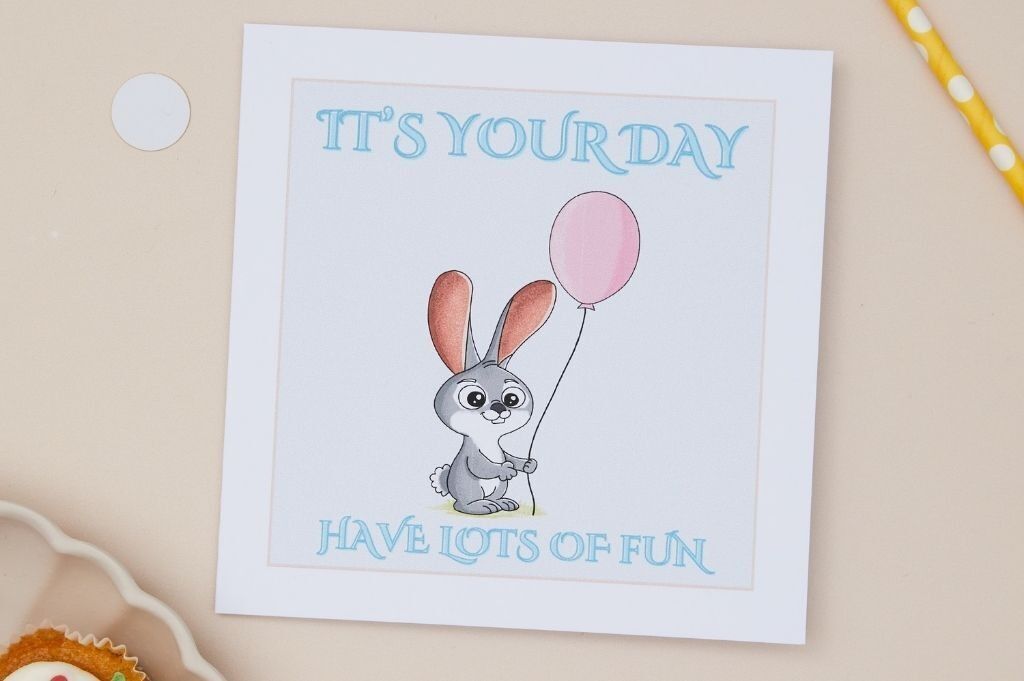 Biglietto di auguri per la festa di compleanno dei bambini con coniglietto
