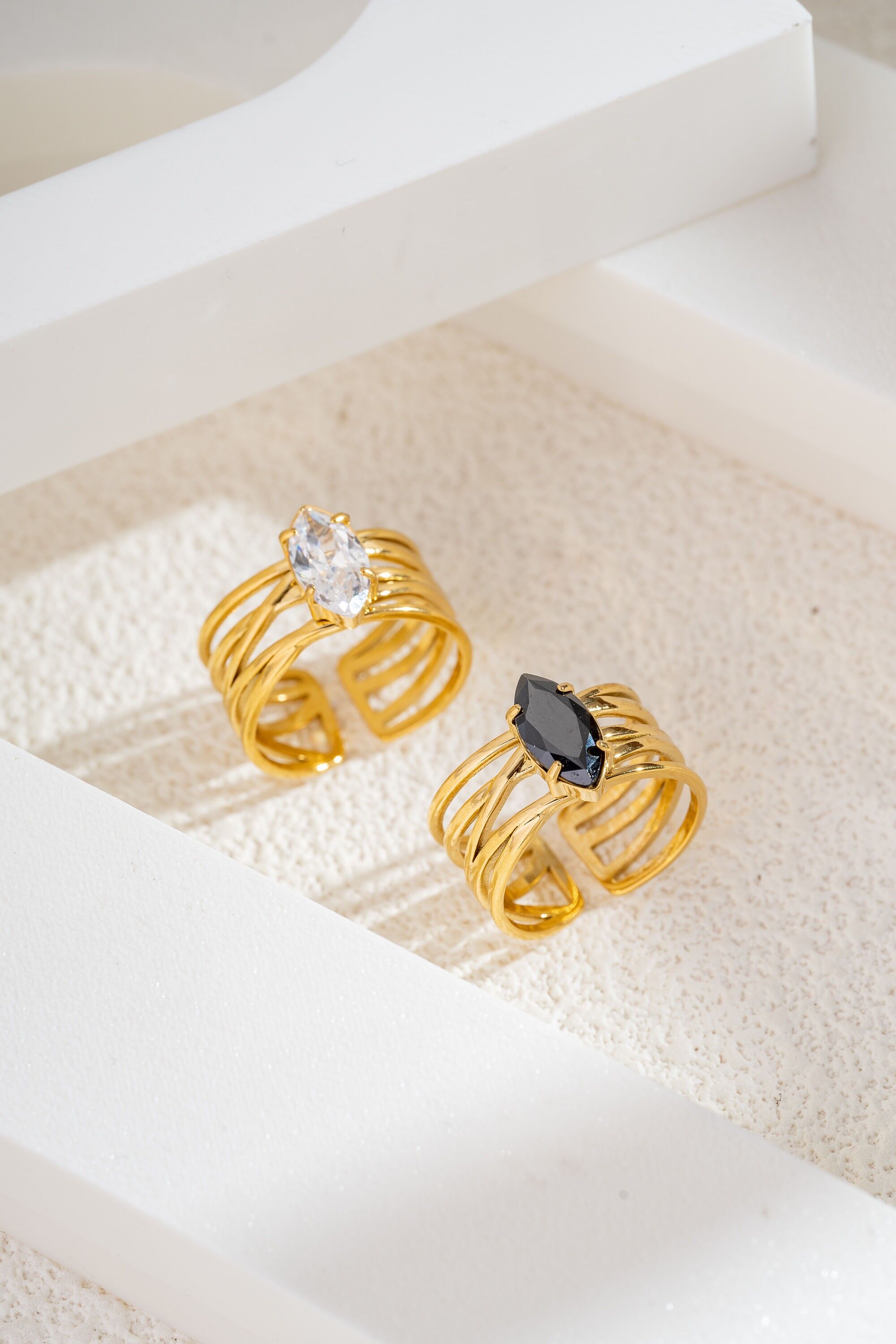 This gold-plated stainless steel ring is captivating thanks to its bands.