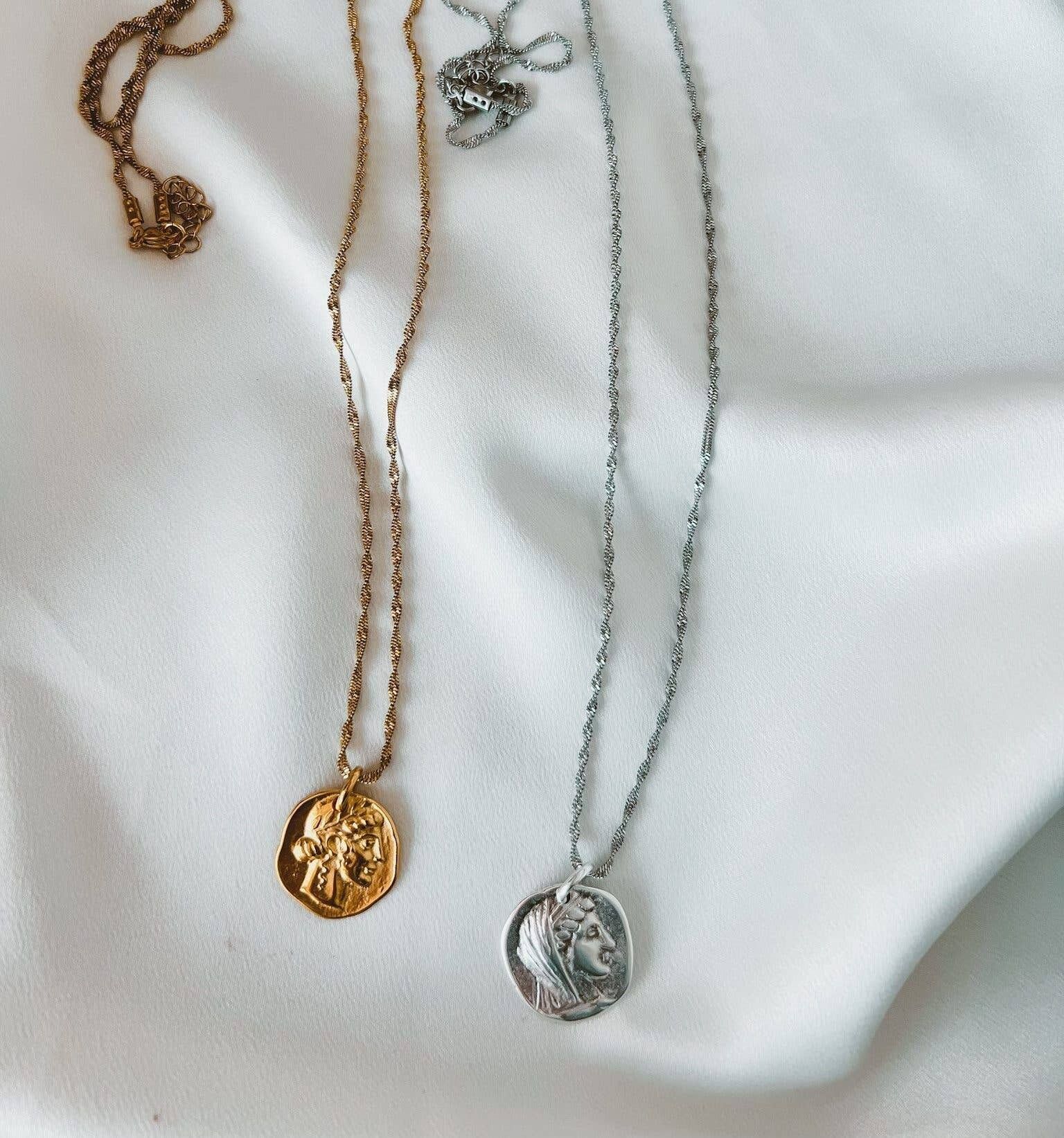 Lange Halskette aus Stahl mit ethnischer Münze