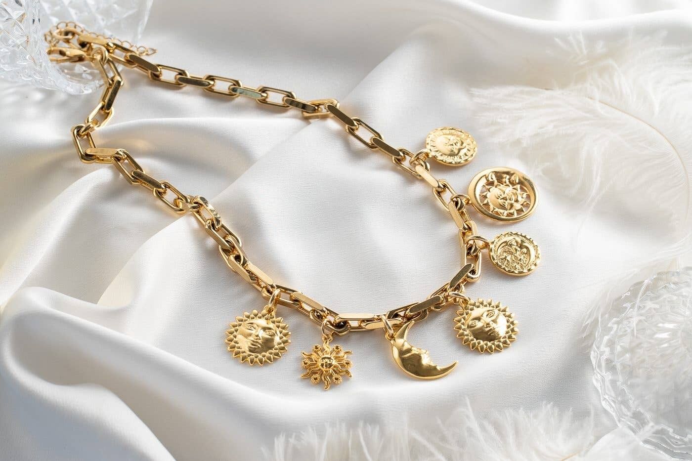 Halskette mit mehreren Anhängern aus Sonne und Mond
