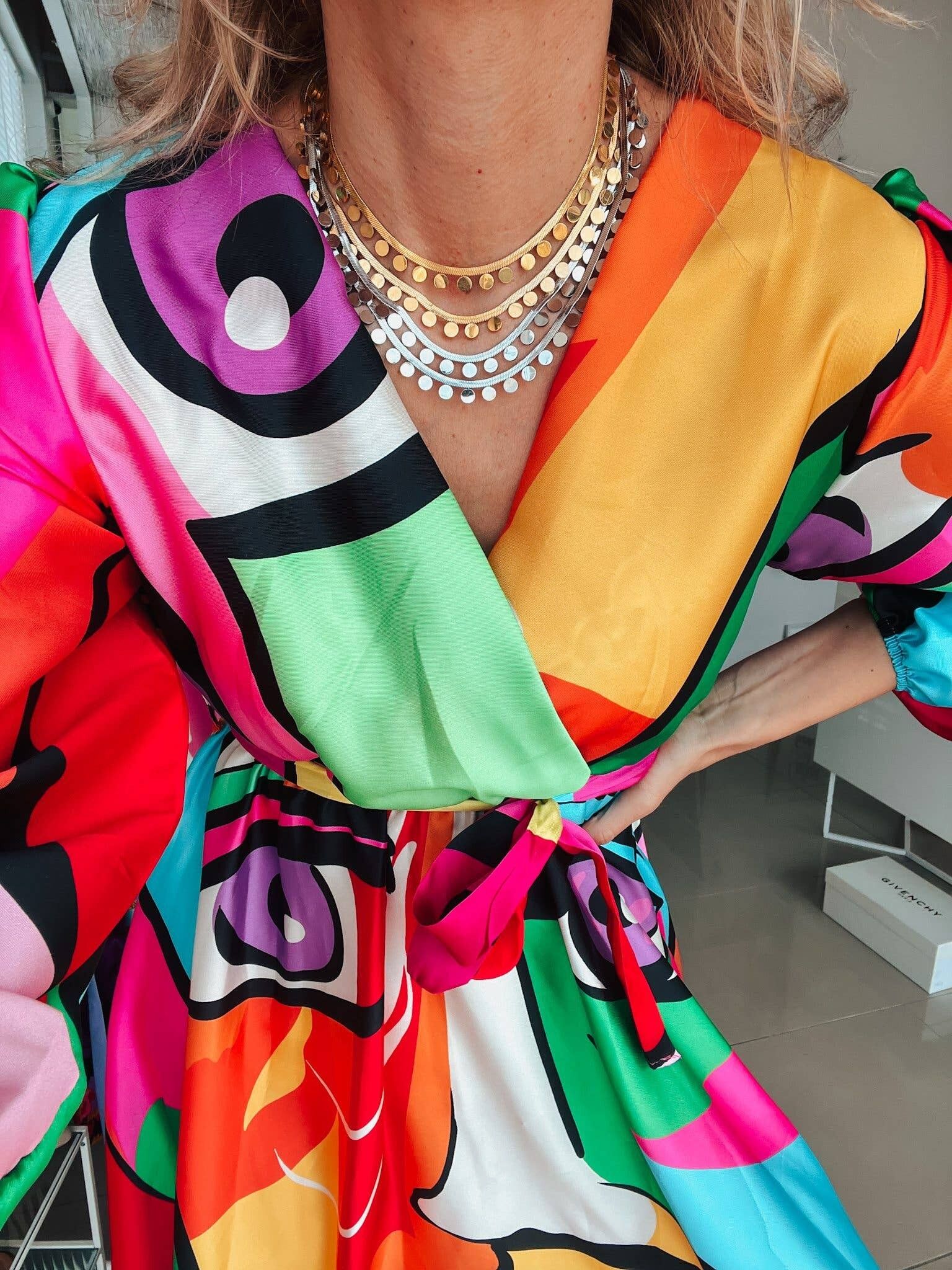 Flache Stahlkette mit kreisförmigen Punktverzierungen in Gold und Silber