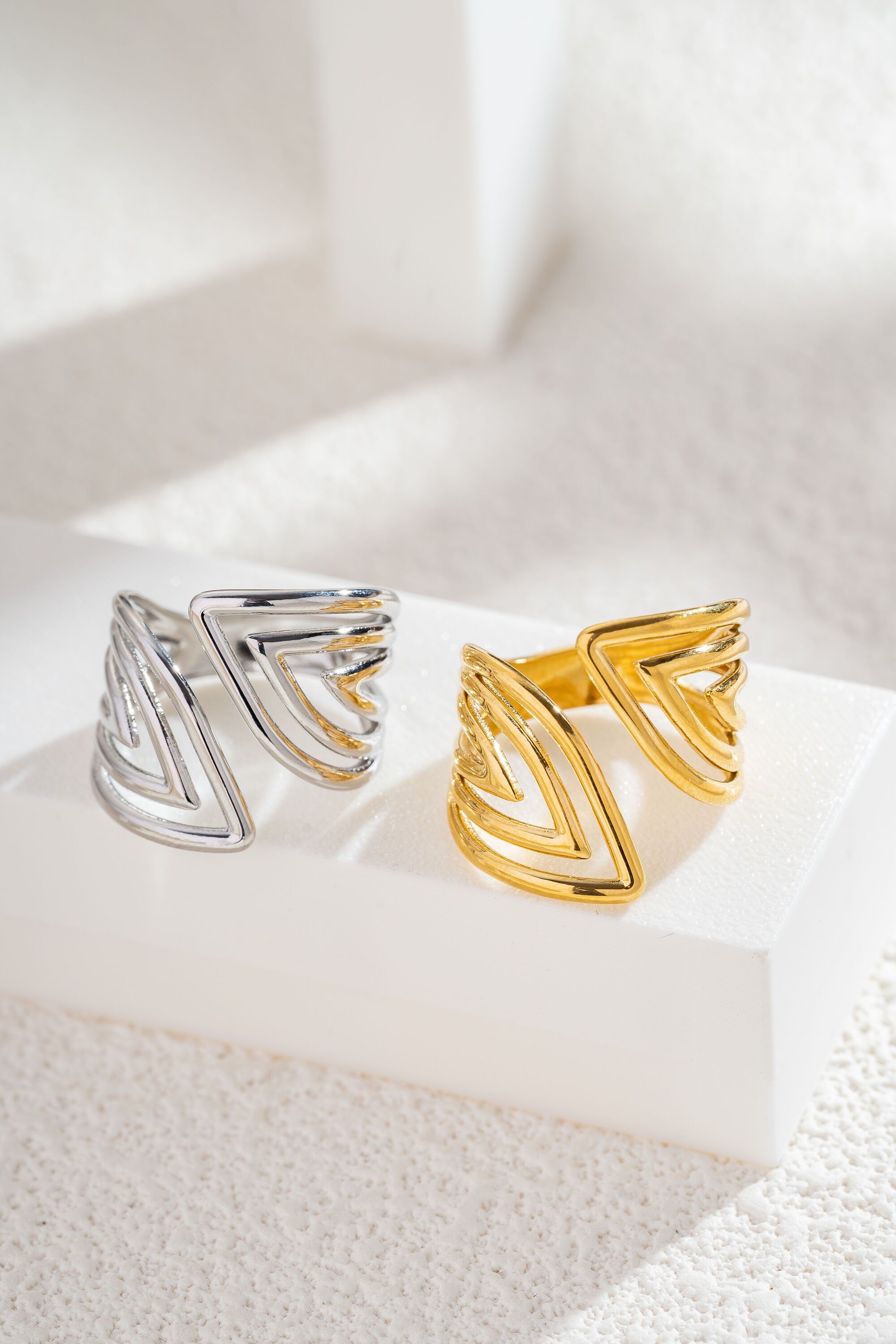 Anello in acciaio inossidabile con triangoli traforati – Oro o Argento