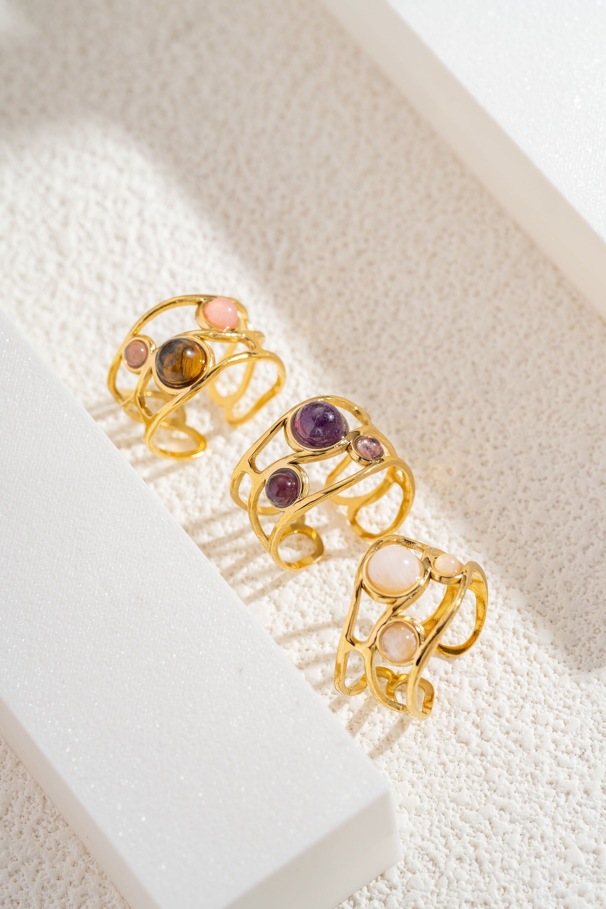 Adjustable gold-plated steel ring with a trio of natural stones