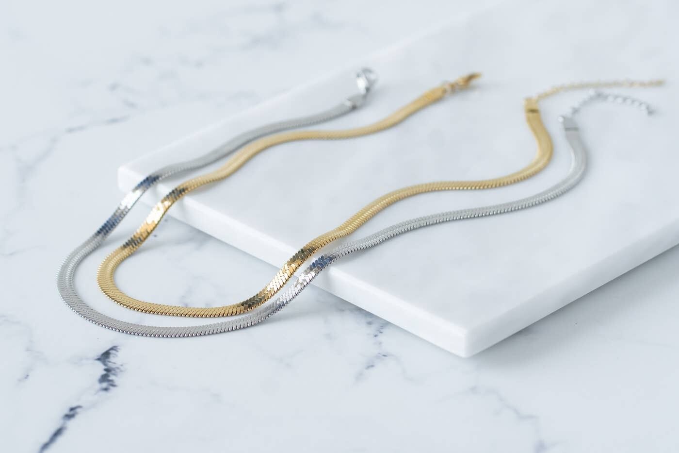 Schlangenkette aus Stahl in Silber und Gold