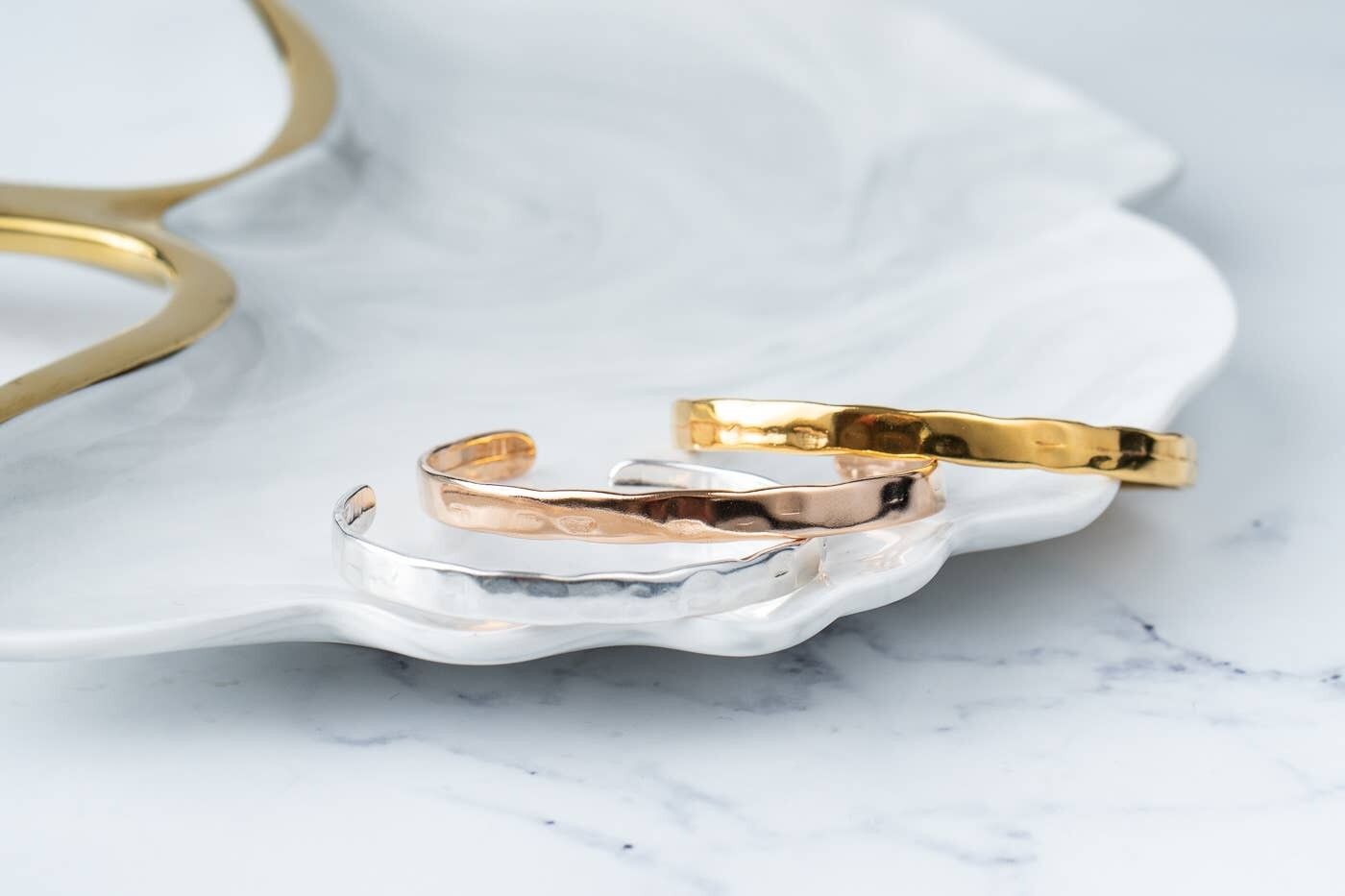 Gehämmerte, verstellbare Armreifen