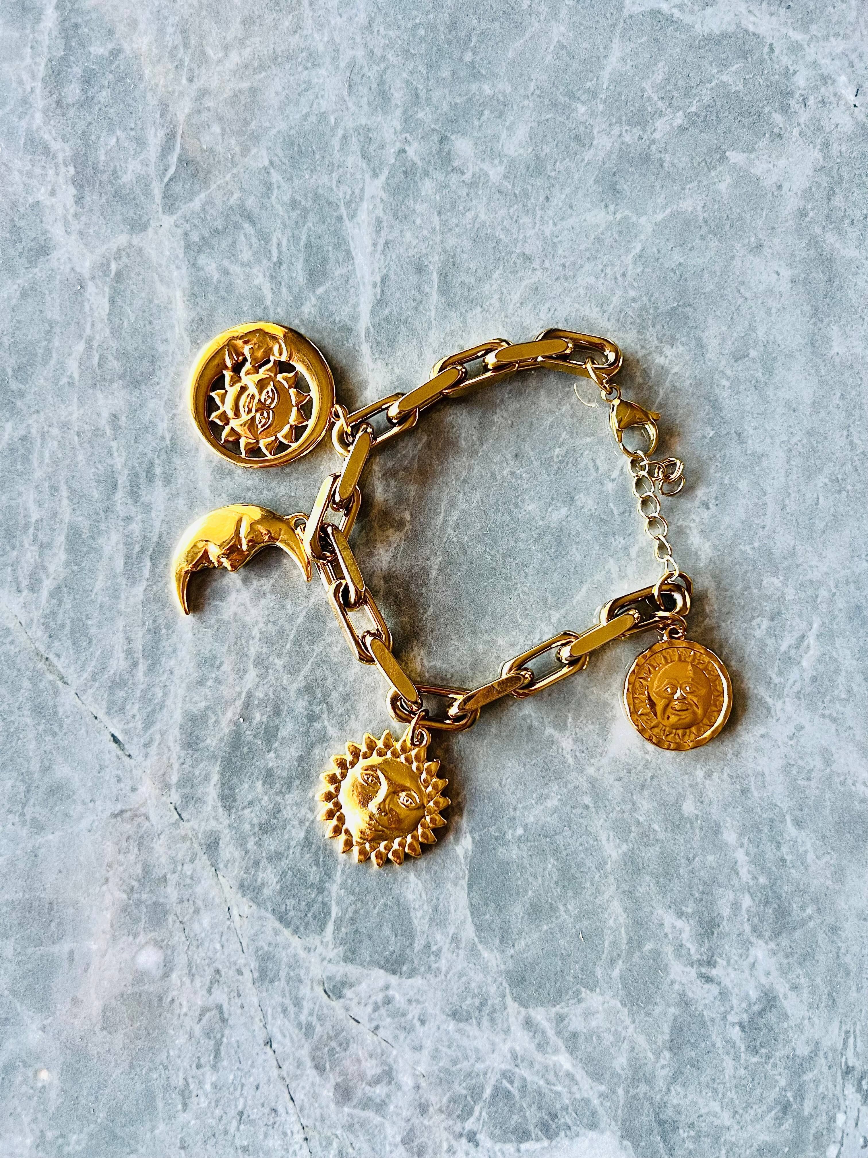 Pulsera dorada sol y luna charm