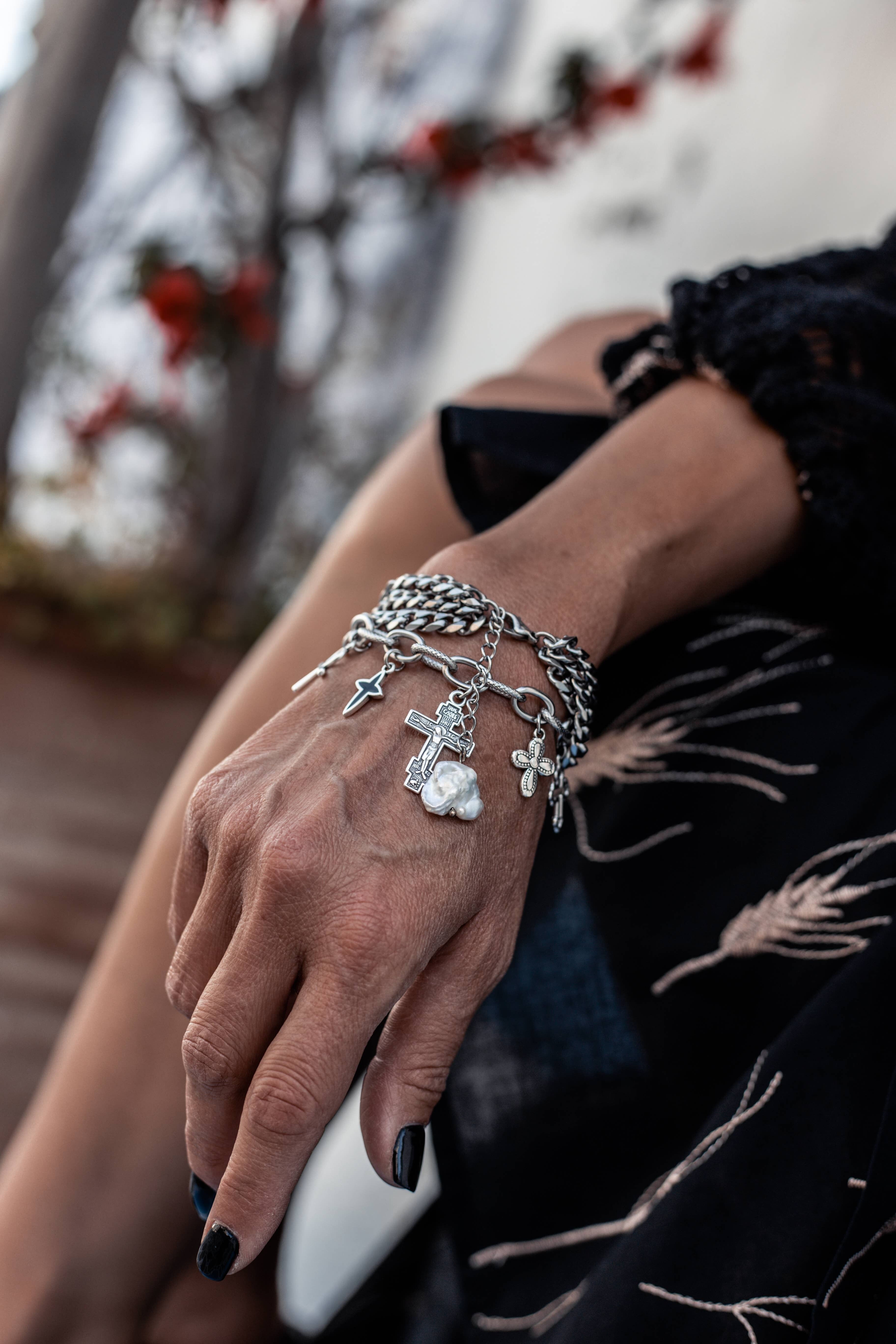 Pulsera con dijes de cruces de plata y cadena de acero
