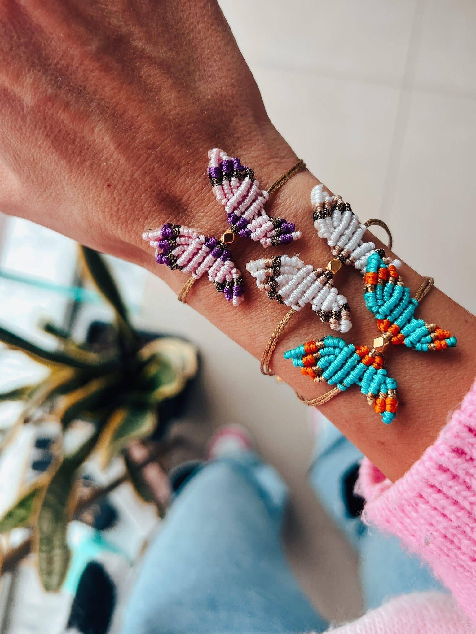 Pulseras de macramé con mariposas