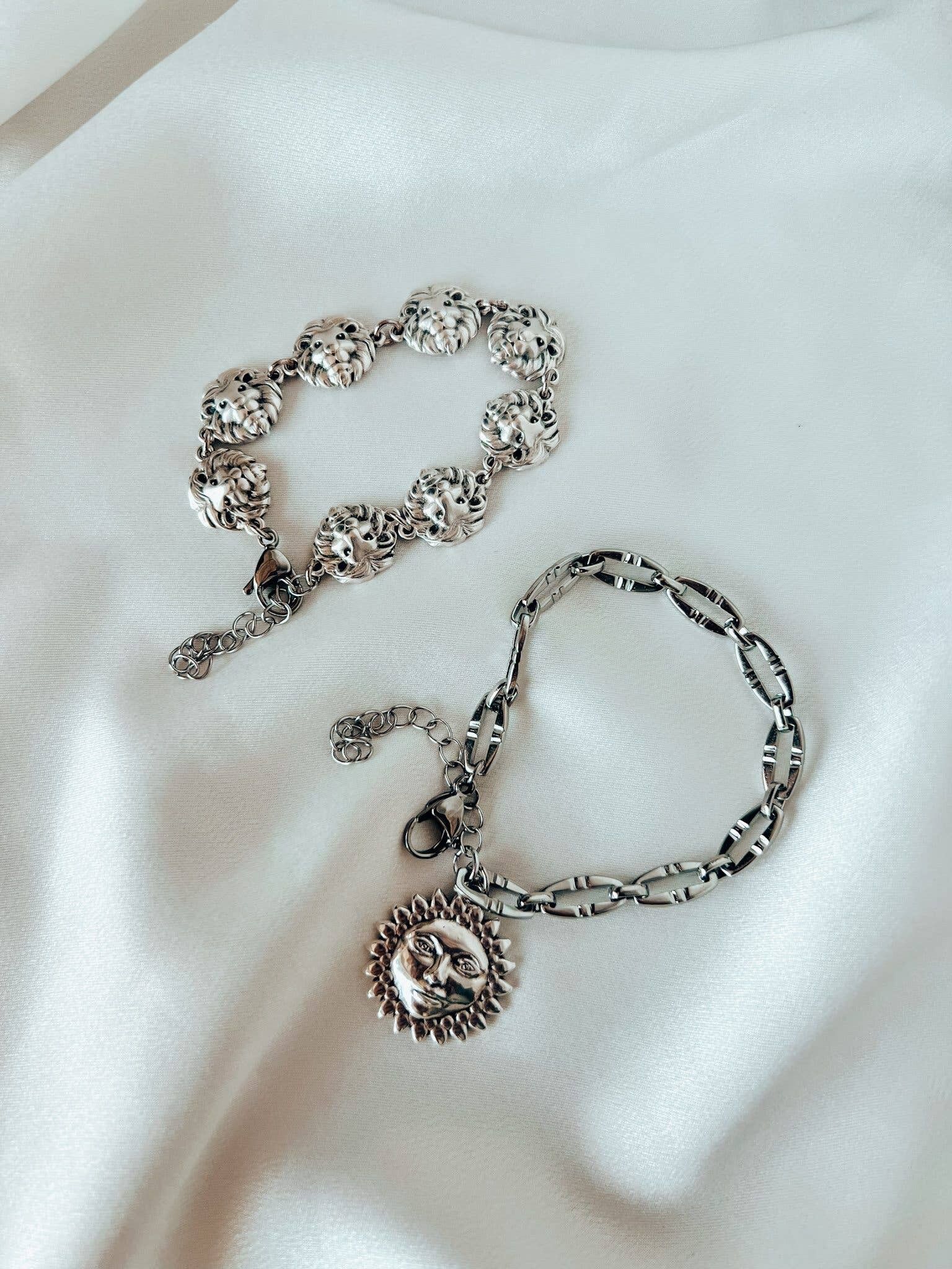Pulsera de plata con leones y sol