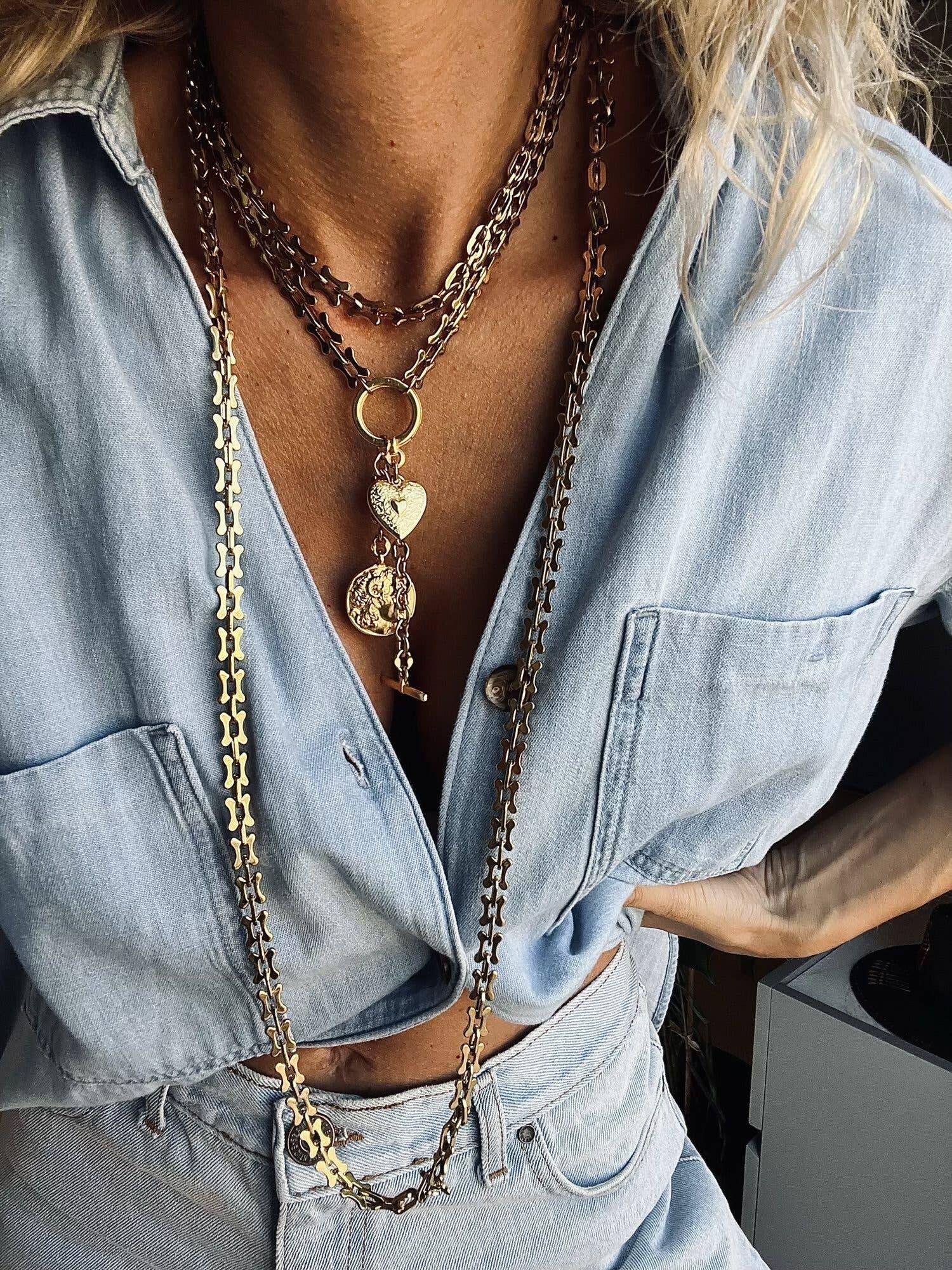 Collar largo y lazo con dije de oro