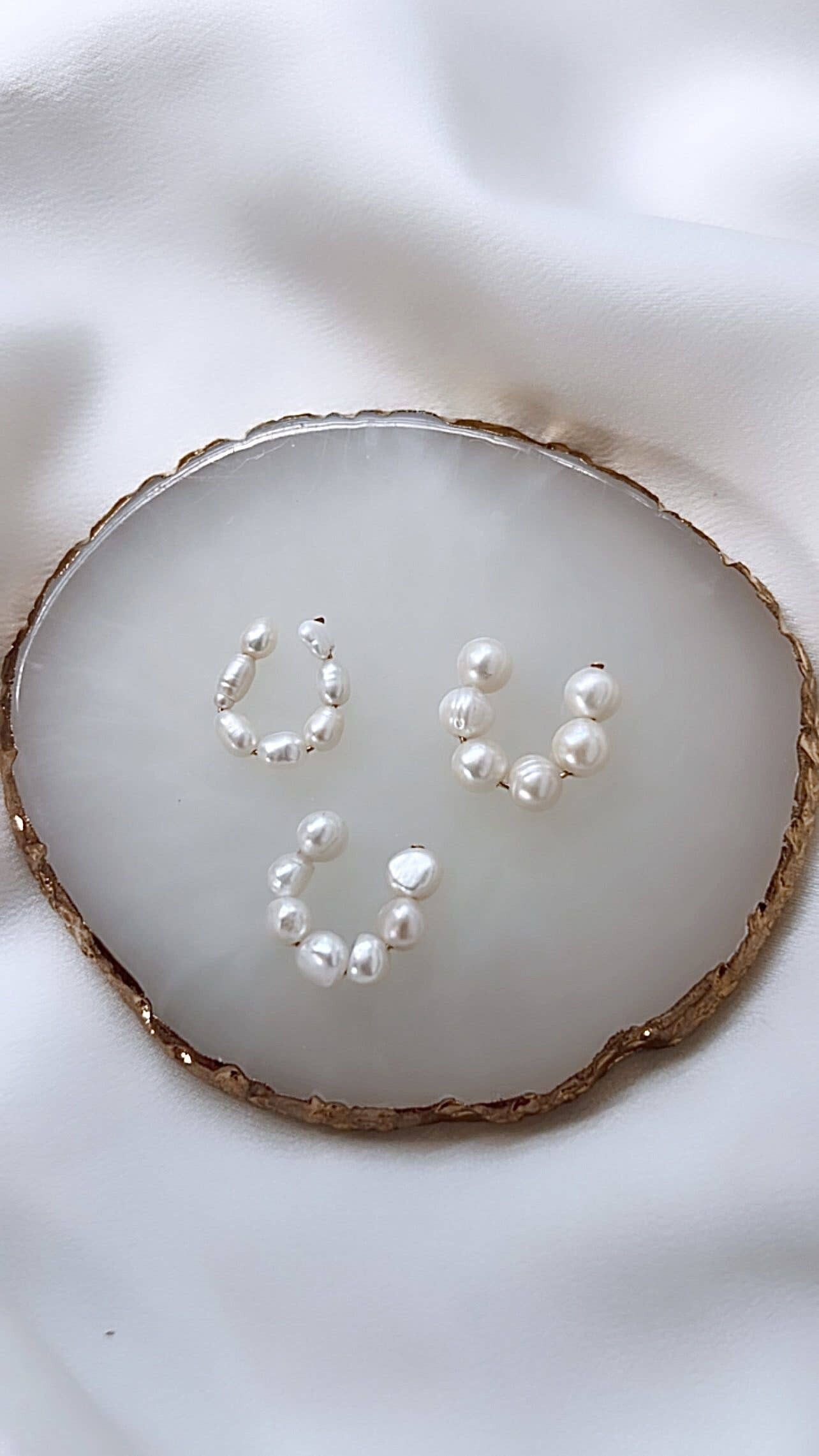 Pendiente de acero con brazalete de perla