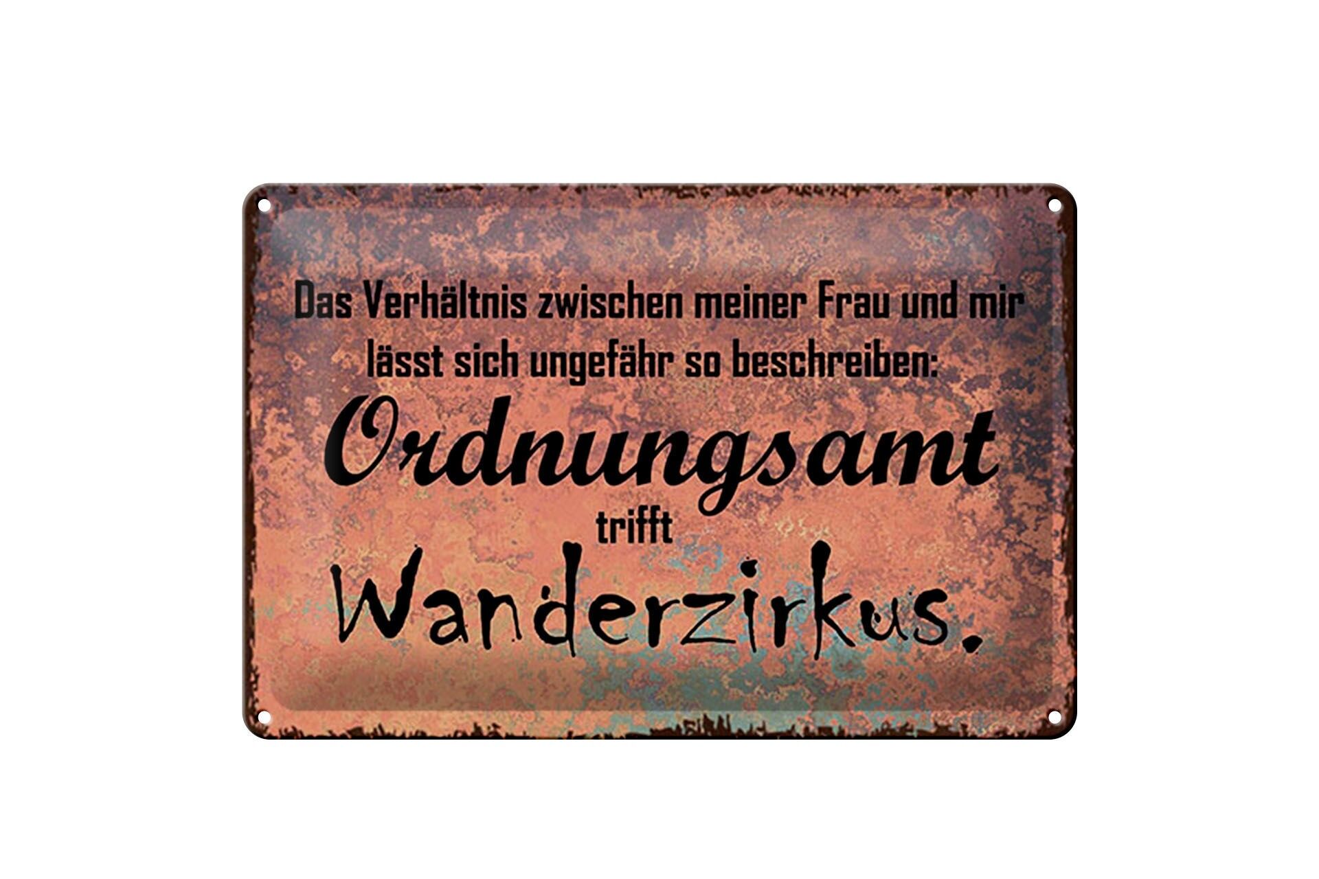 Cartello in metallo con scritta, 20x30 cm: "L'ufficio dell'ordine pubblico incontra il circo itinerante" - cartello decorativo