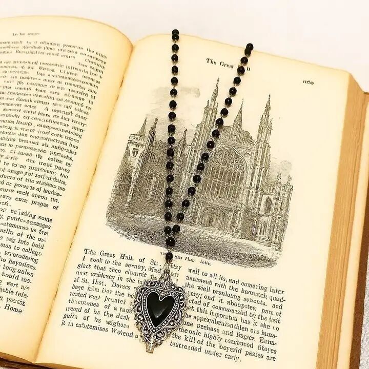 Collana gotica con cuore nero