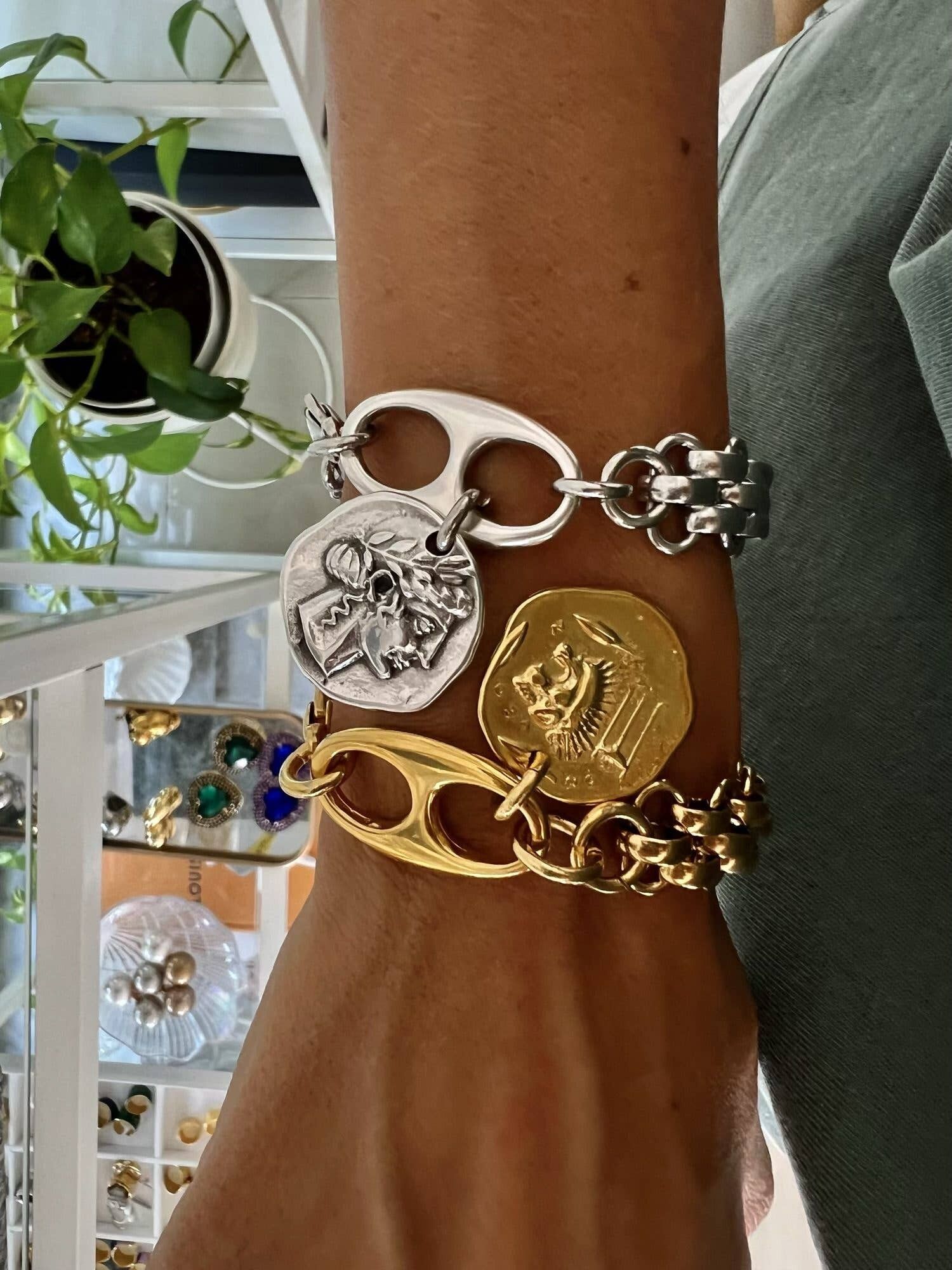 Pulsera de cadena gruesa con monedas étnicas