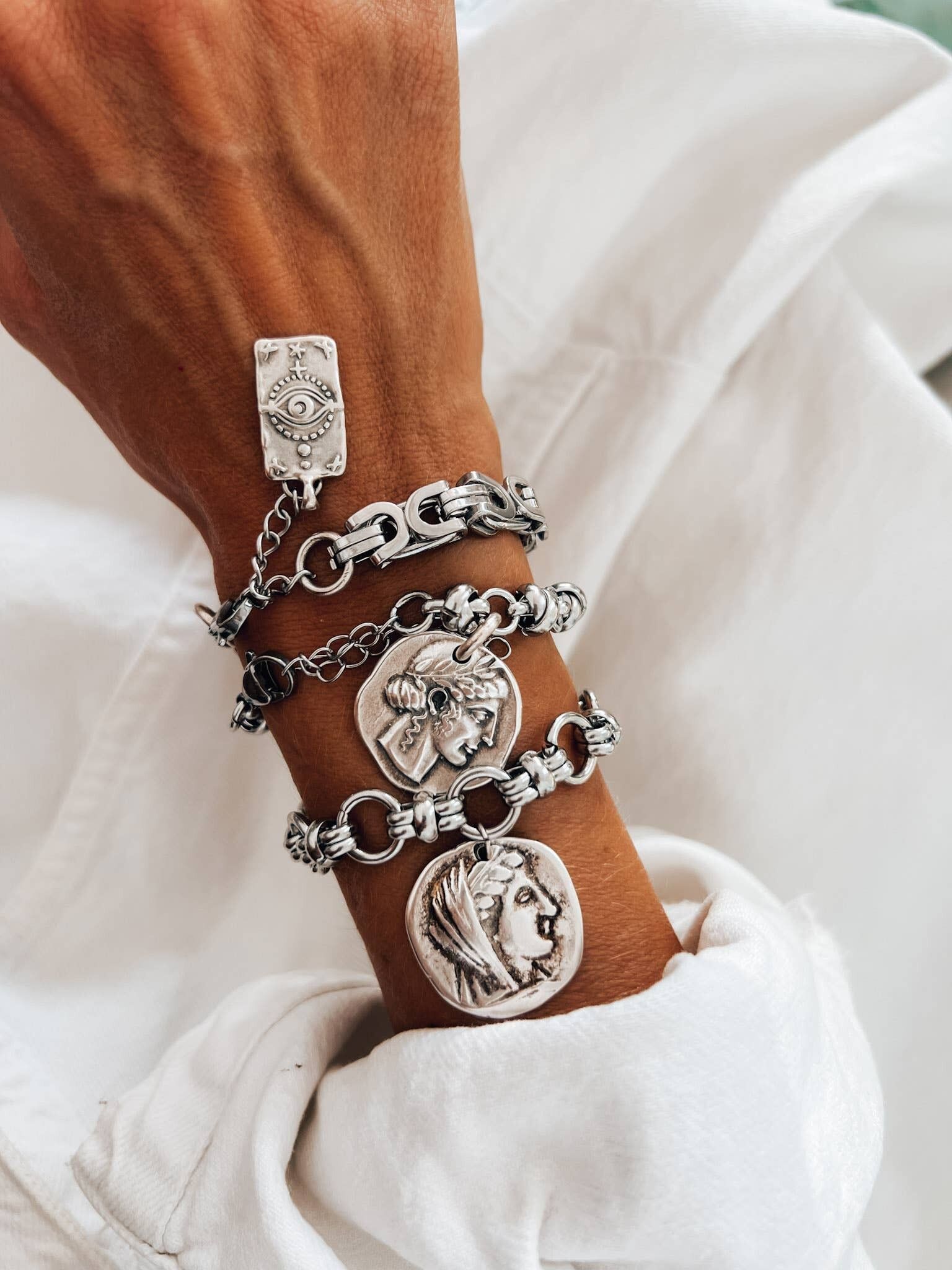 Pulsera de cadena gruesa de plata con dijes de monedas étnicas