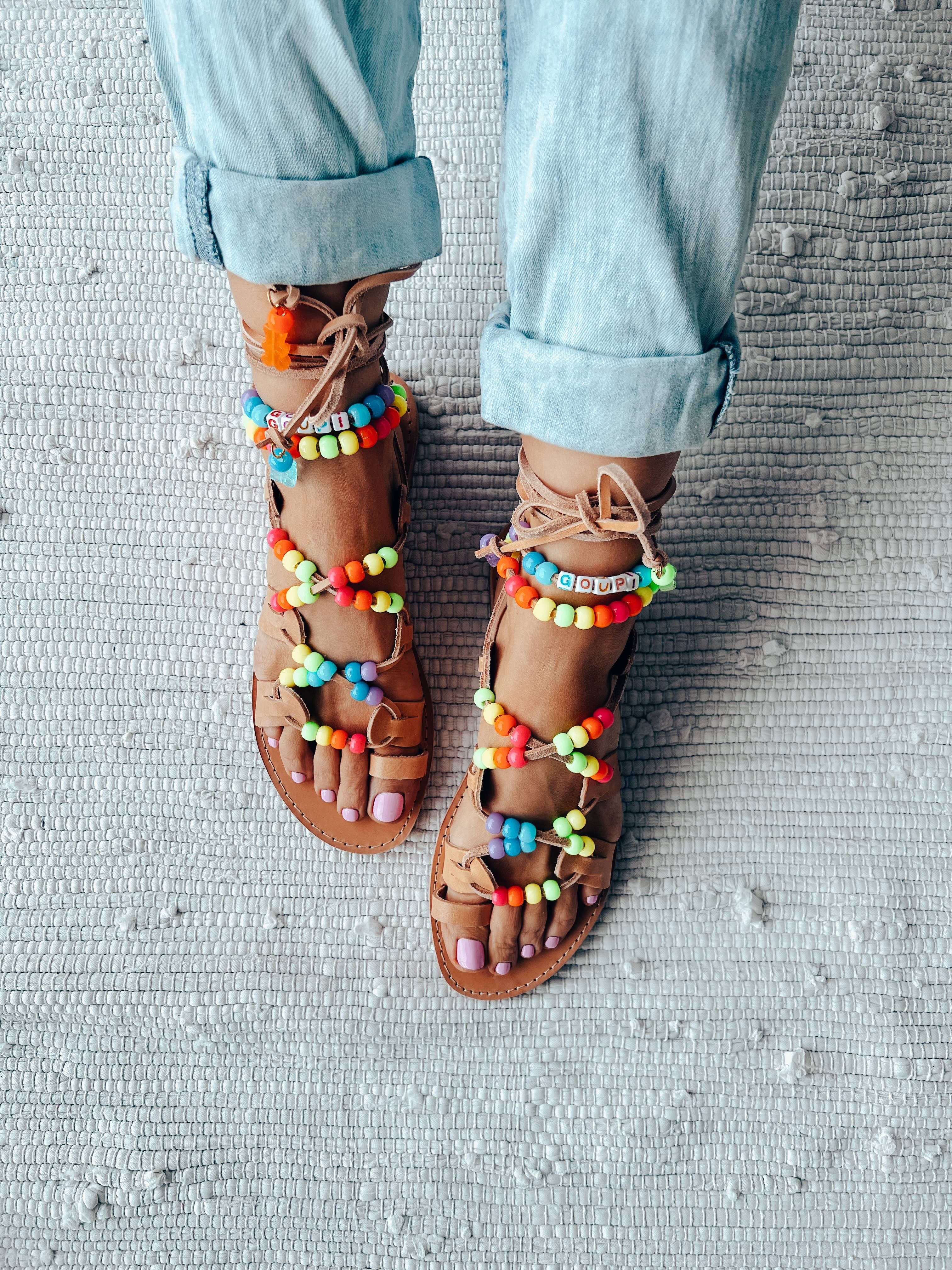 Sandalias de piel con cordones y cuentas de arcoíris fluorescentes