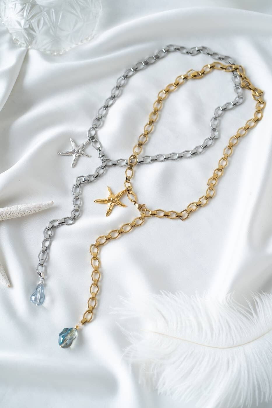Collar de cadena de acero con dije de cristal y estrella de mar.