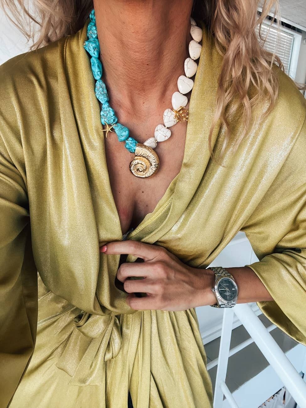 Collana con conchiglia in oro e pietre semipreziose