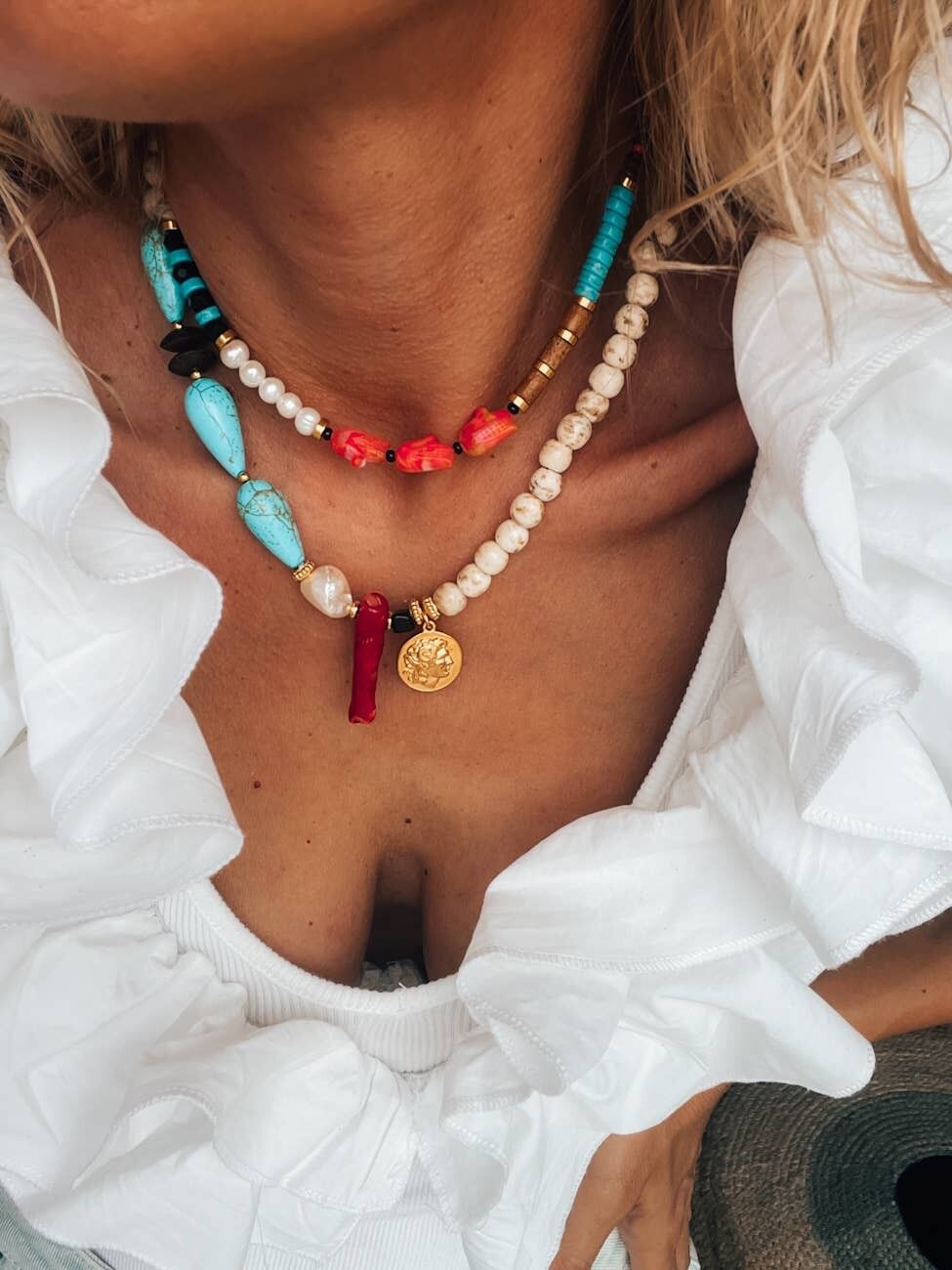 Pièce de monnaie grecque antique et collier de perles colorées