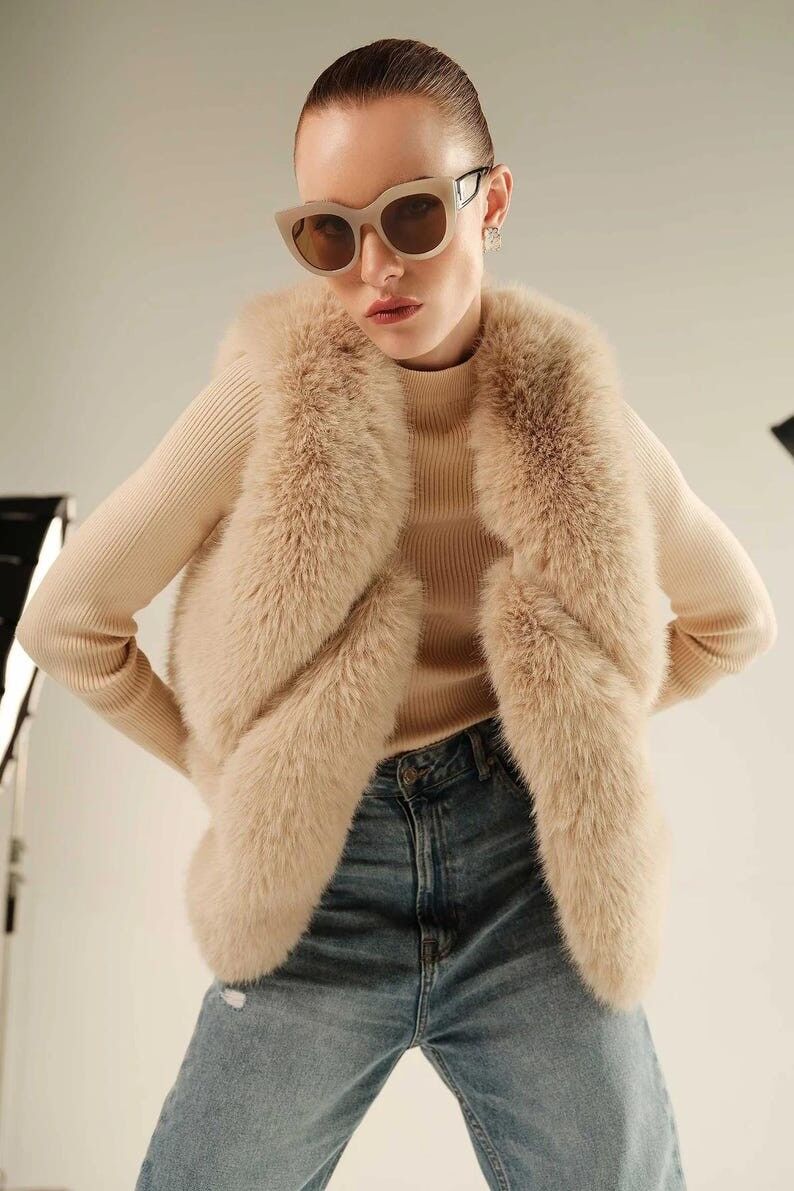 Gilet en fausse fourrure beige de luxe pour femme – Doux, élégant et végan, idéal pour l'hiver