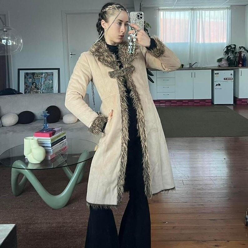 Manteau en daim et peau lainée Penny Lane : manteau d'hiver bohème des années 70 avec bordure en fourrure