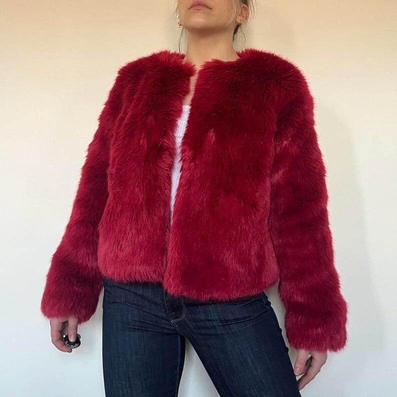 Veste en fausse fourrure rouge : manteau court en peluche d'inspiration vintage