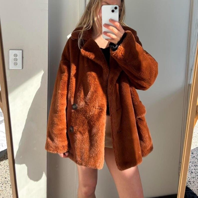 Manteau de luxe en fausse fourrure marron : veste d'hiver croisée