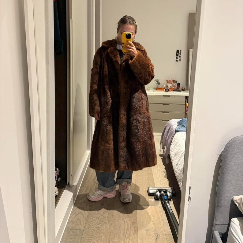 Manteau vintage en fourrure de vison marron : vêtement d'extérieur d'hiver de luxe pour femme