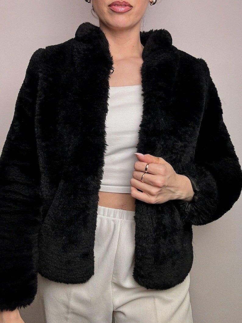 Manteau en fausse fourrure noire : Élégant manteau d'hiver