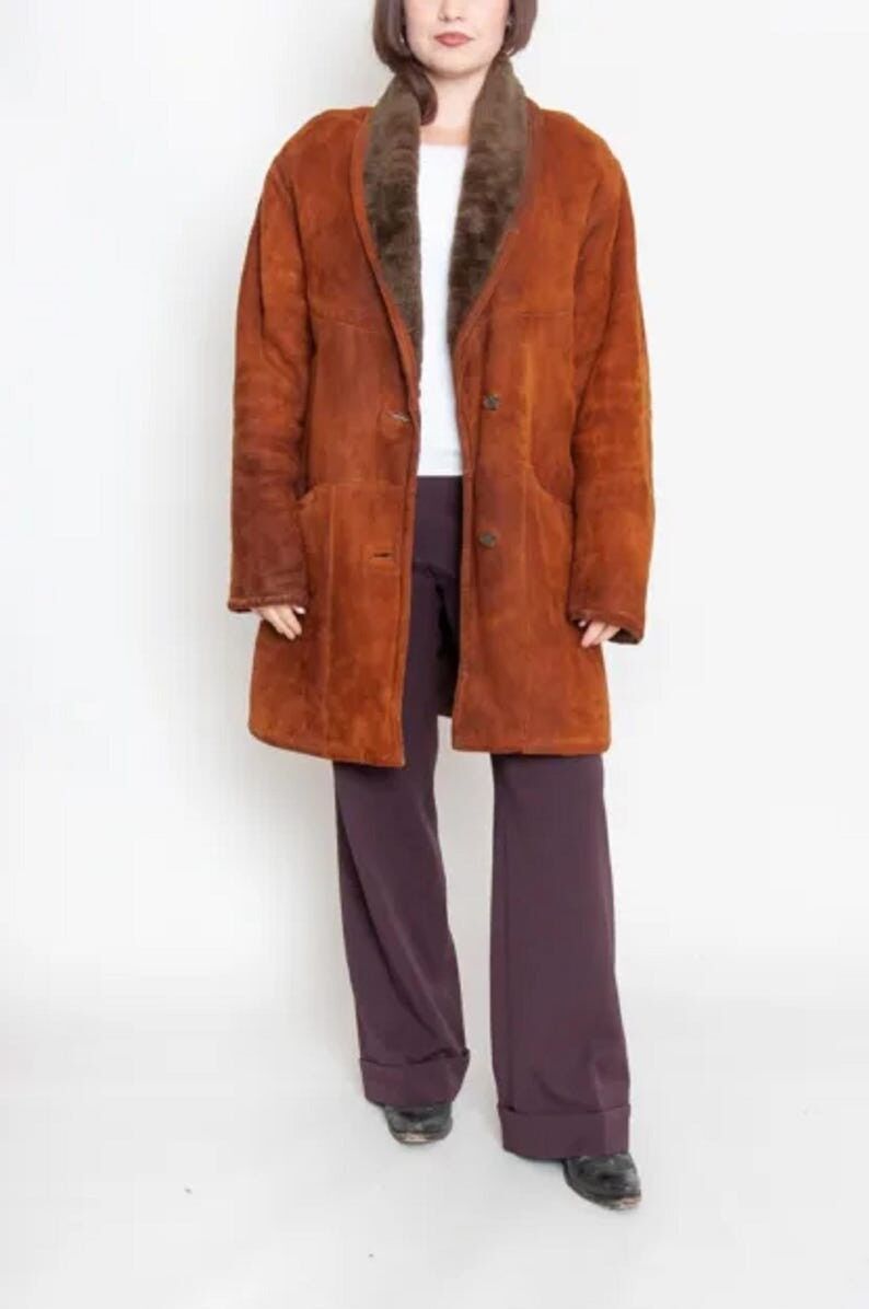 Manteau vintage en daim et peau lainée des années 70 : veste d'hiver marron rouille pour femme