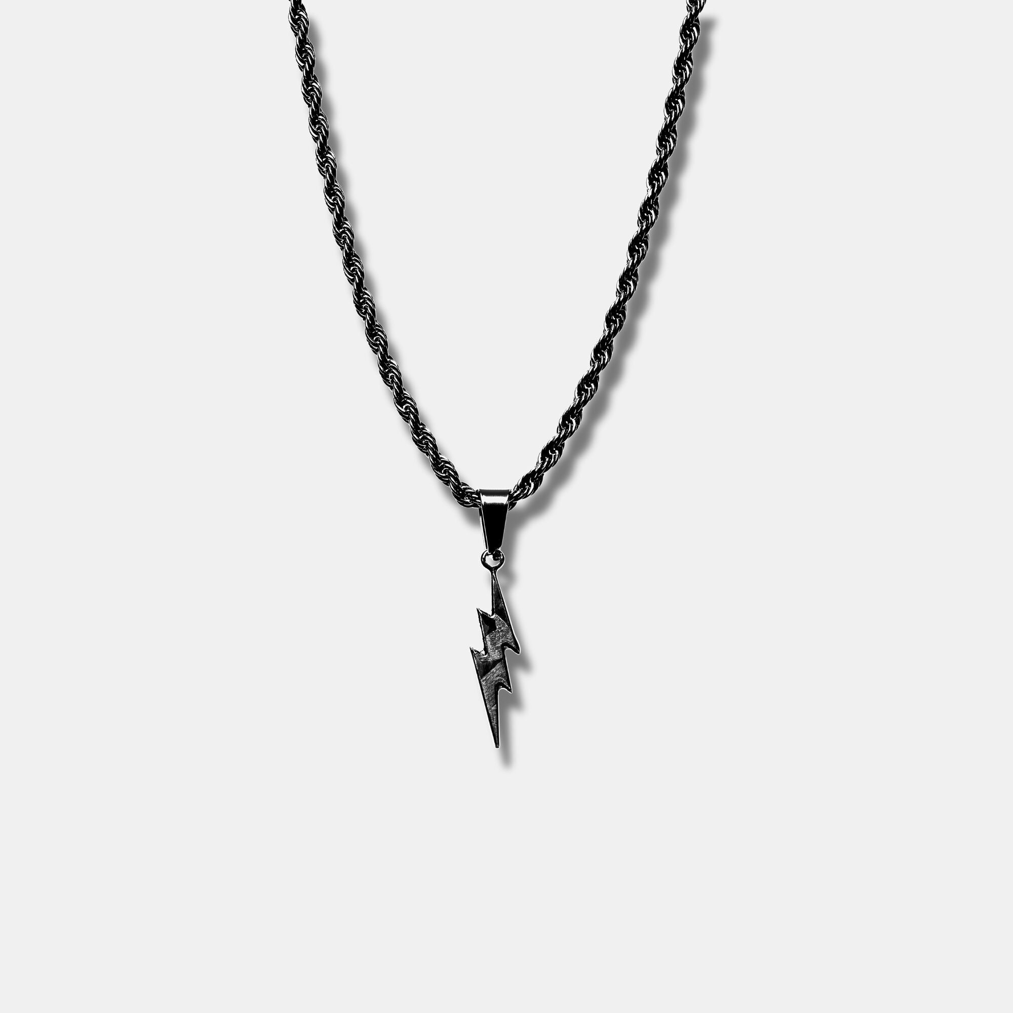 Collana con fulmine in carbonio forgiato