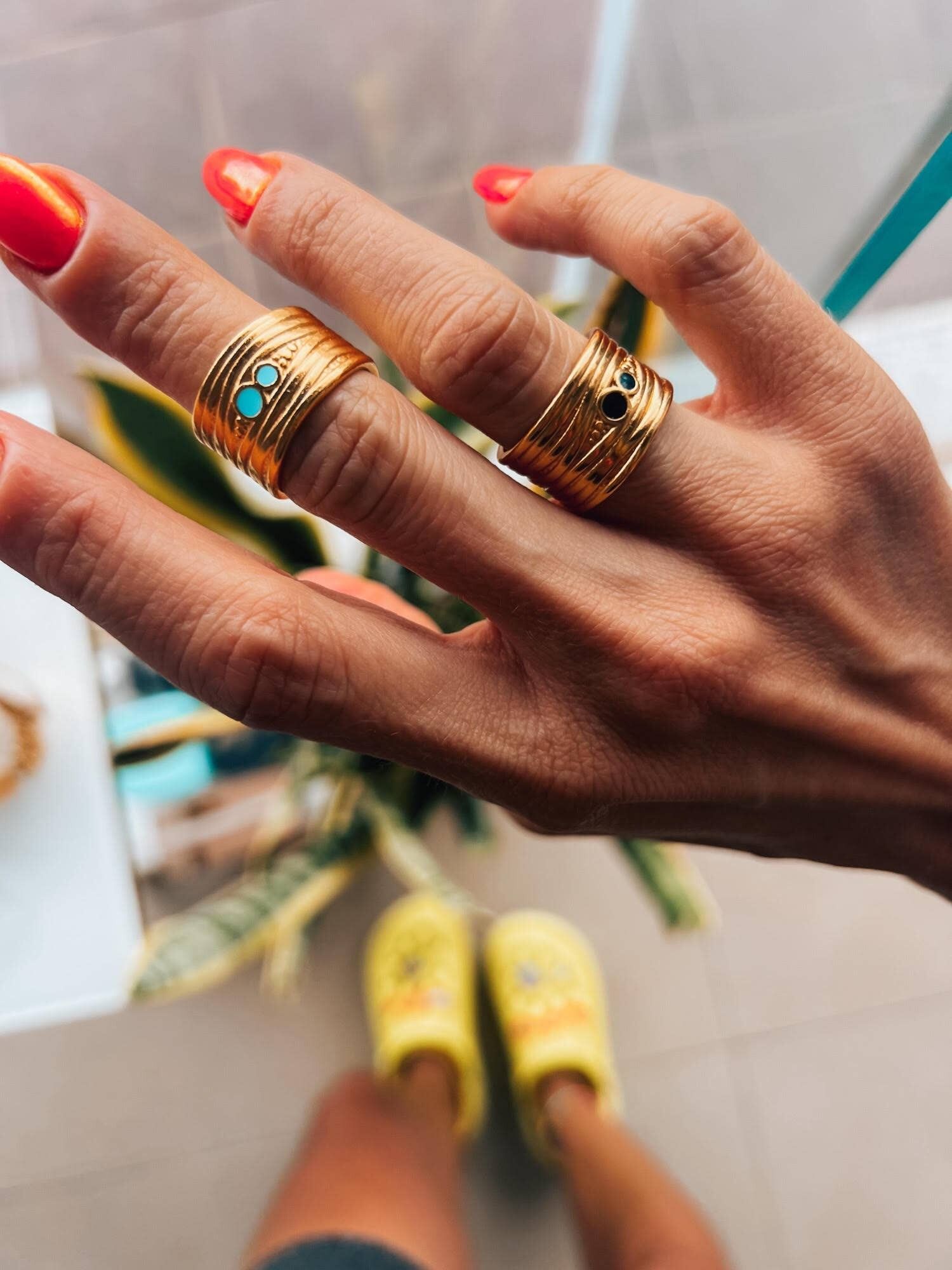 Bagues côtelées larges en or avec détails en émail