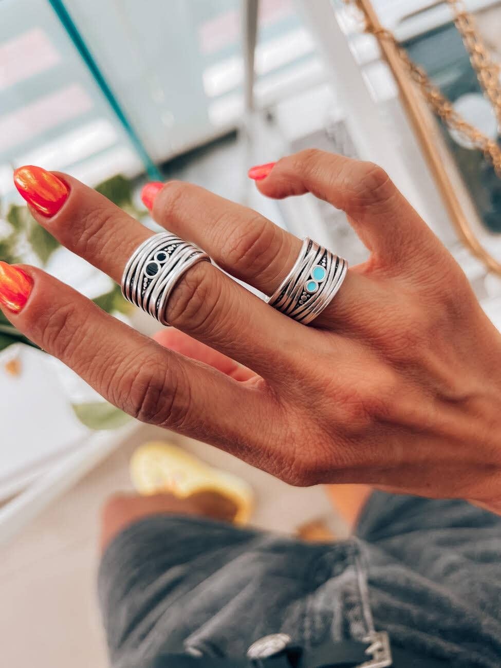 Bagues côtelées larges en argent avec détails émaillés