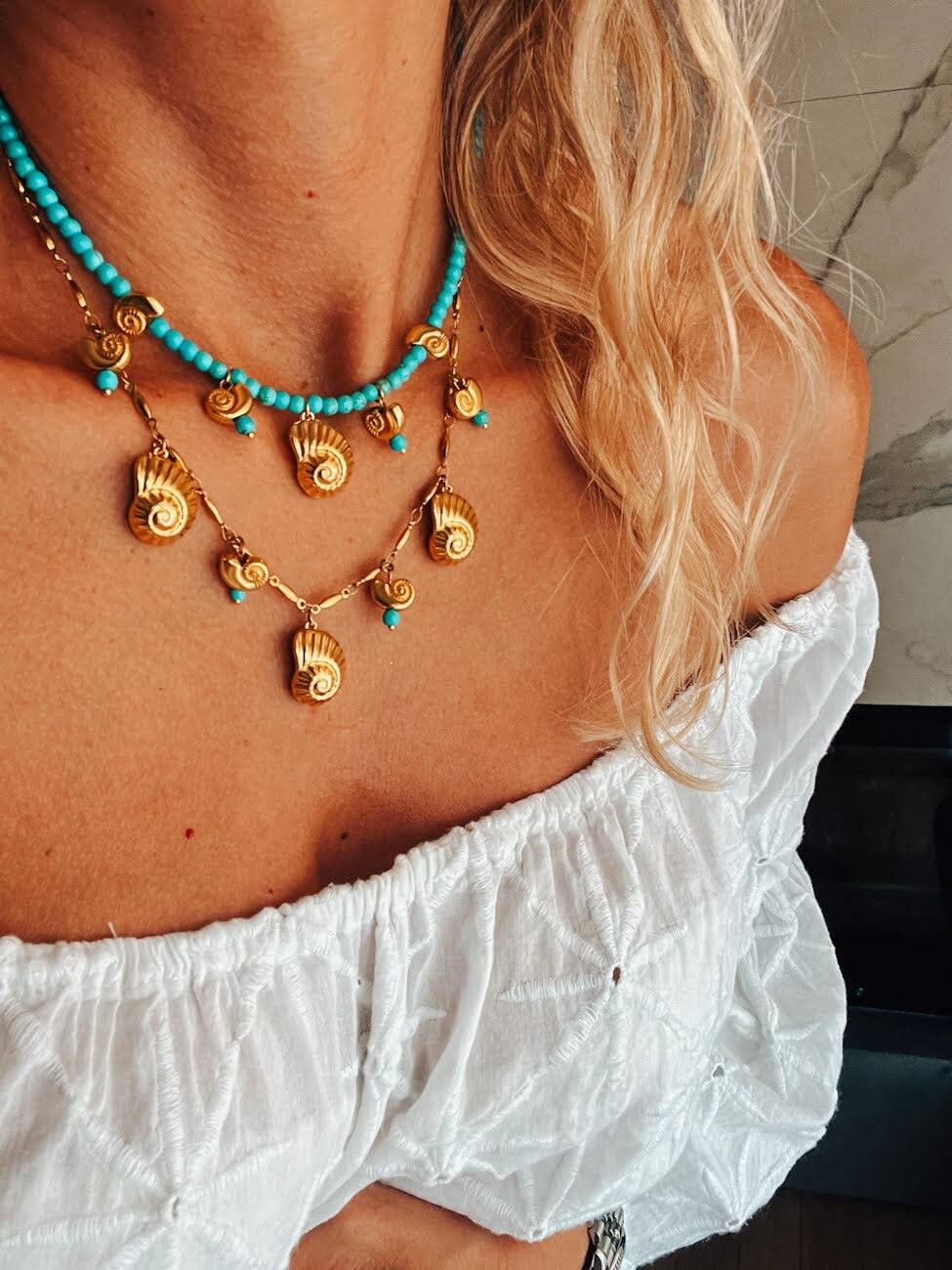 Collier en coquillage doré nautile avec perles turquoise
