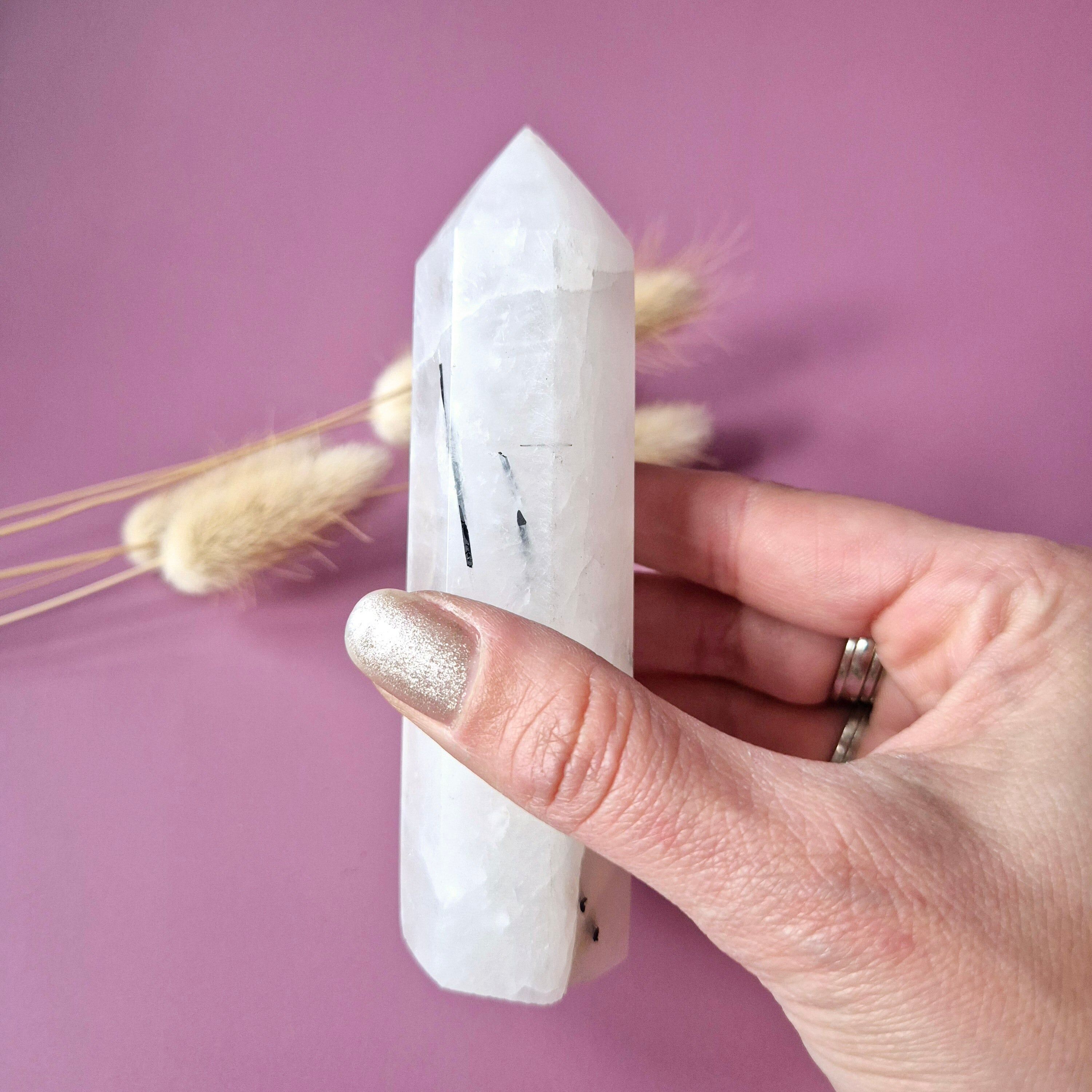 Tourmaline noire précieuse dans une tour de quartz (8–10 cm) : protectrice, purifiante et équilibrante