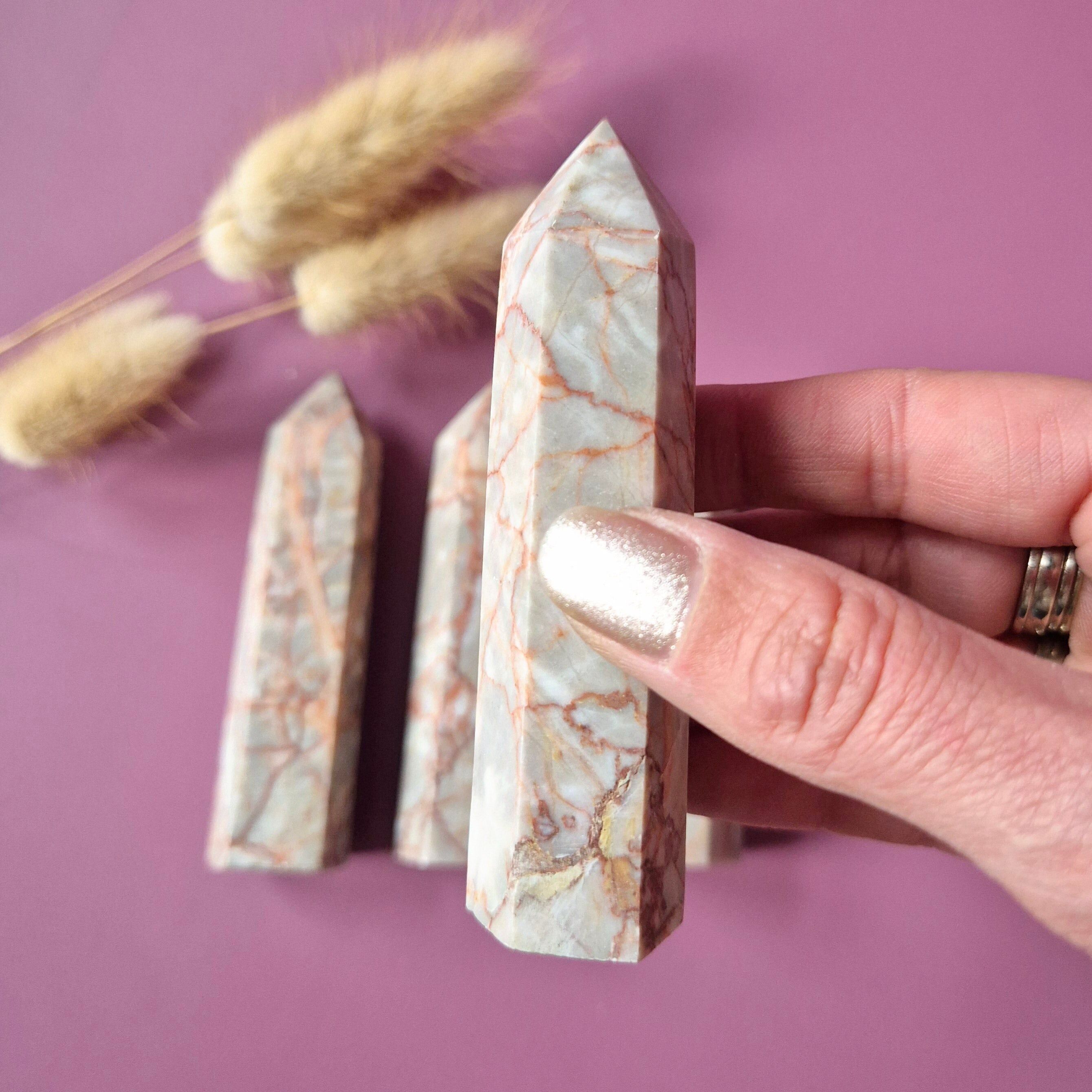 Tour de pierre en filet rouge (7-9 cm)