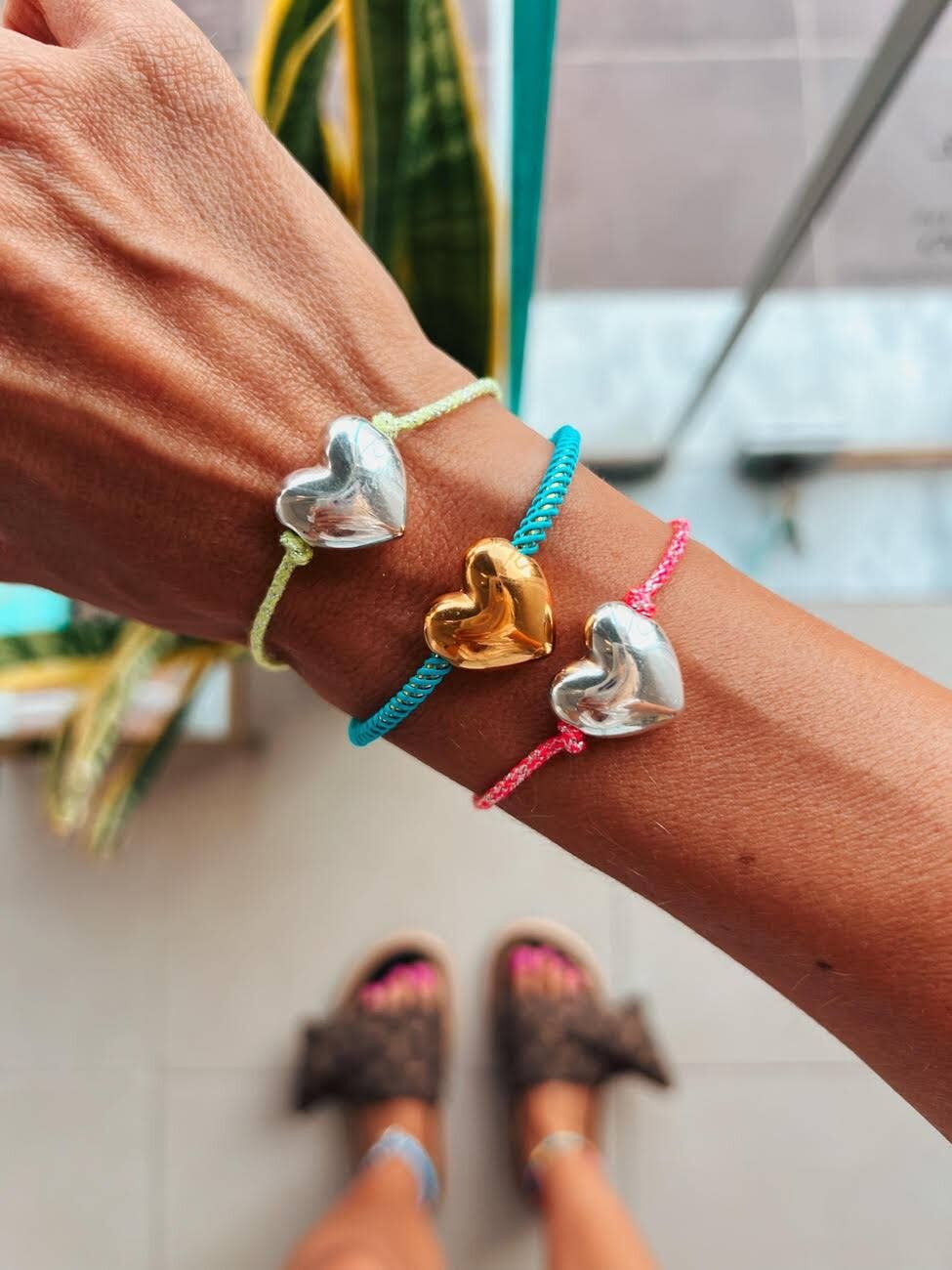 Bracelet en cordon coloré avec breloque en forme de cœur de taureau