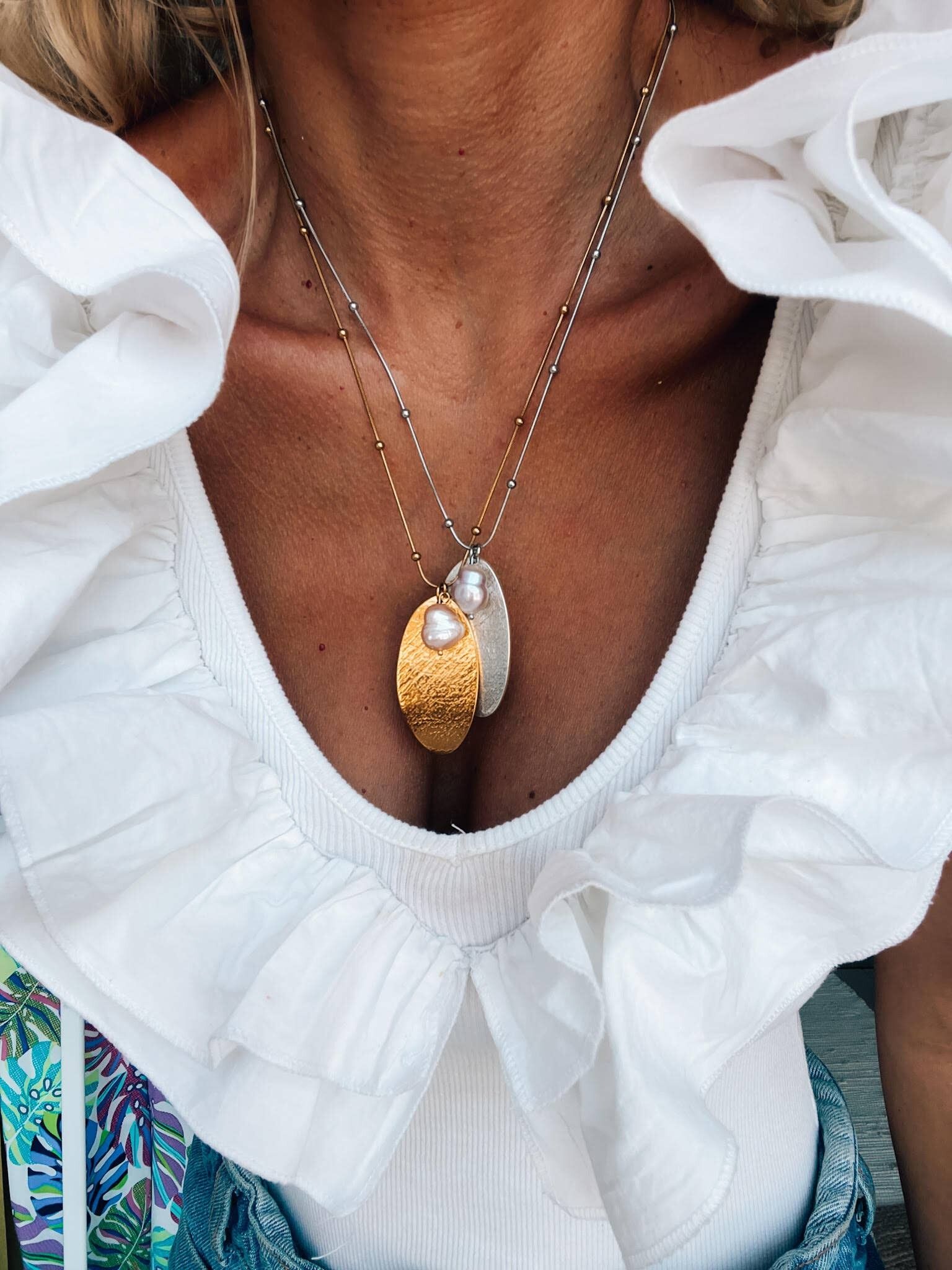 Collar corto de cadena de acero con dijes