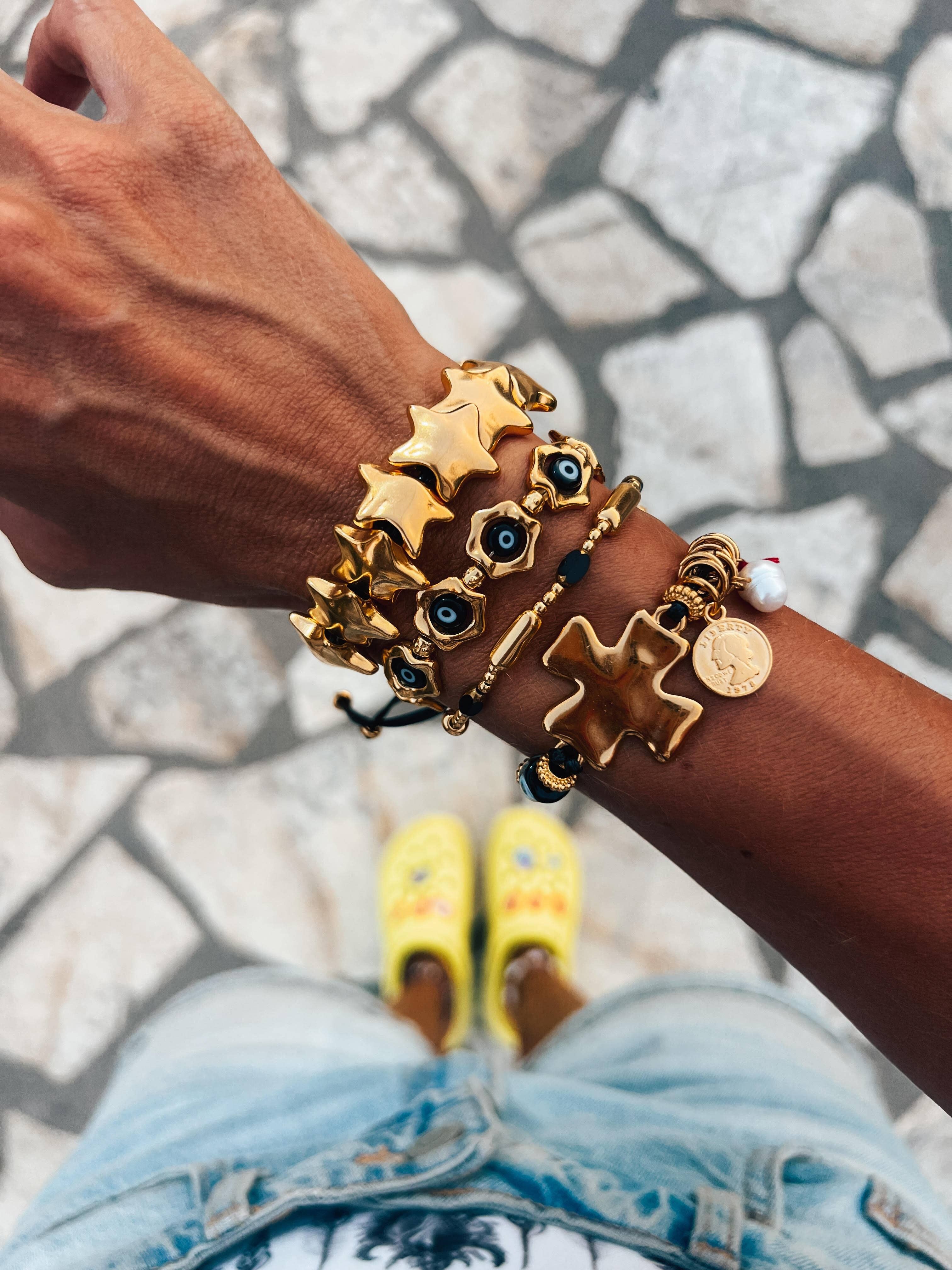 Pulseras de oro con cordón ajustable negro