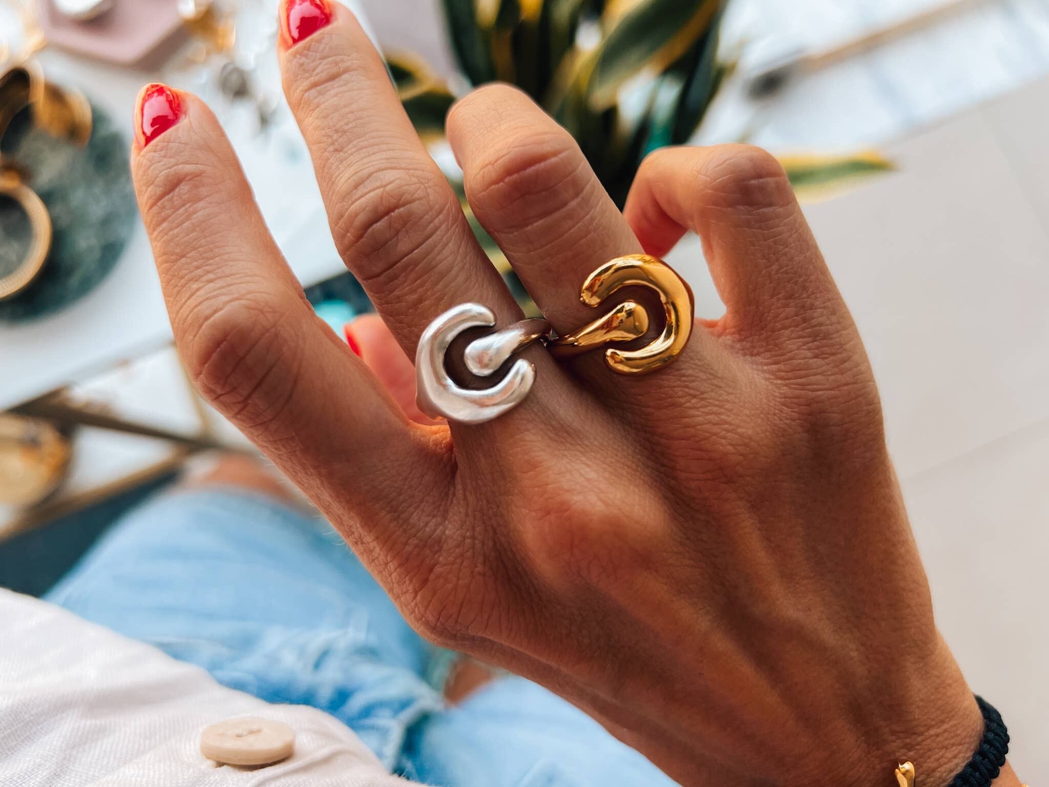 Anillo martillado con forma artística en oro y plata.