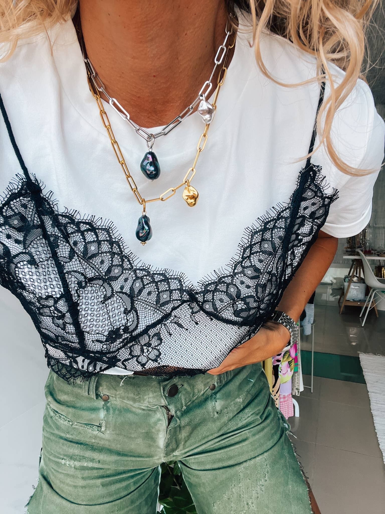 Collar de cadena de eslabones con perla barroca negra en forma de lágrima