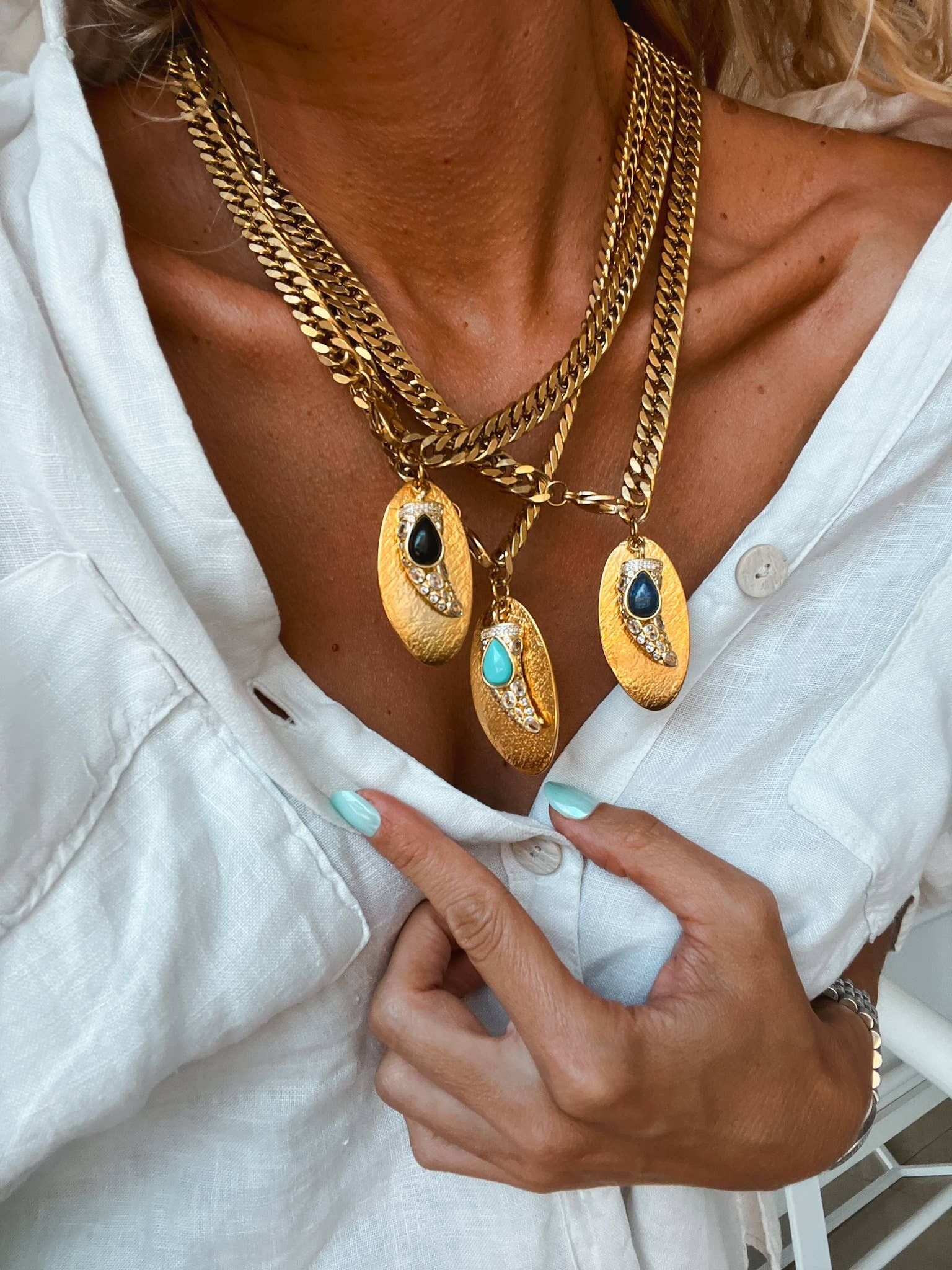 Cadena gruesa de oro con dije de diente