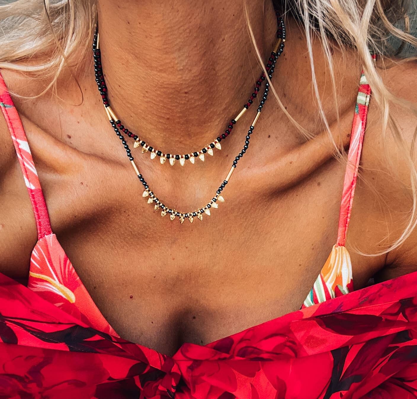 Delicados collares anudados a mano con cuentas.