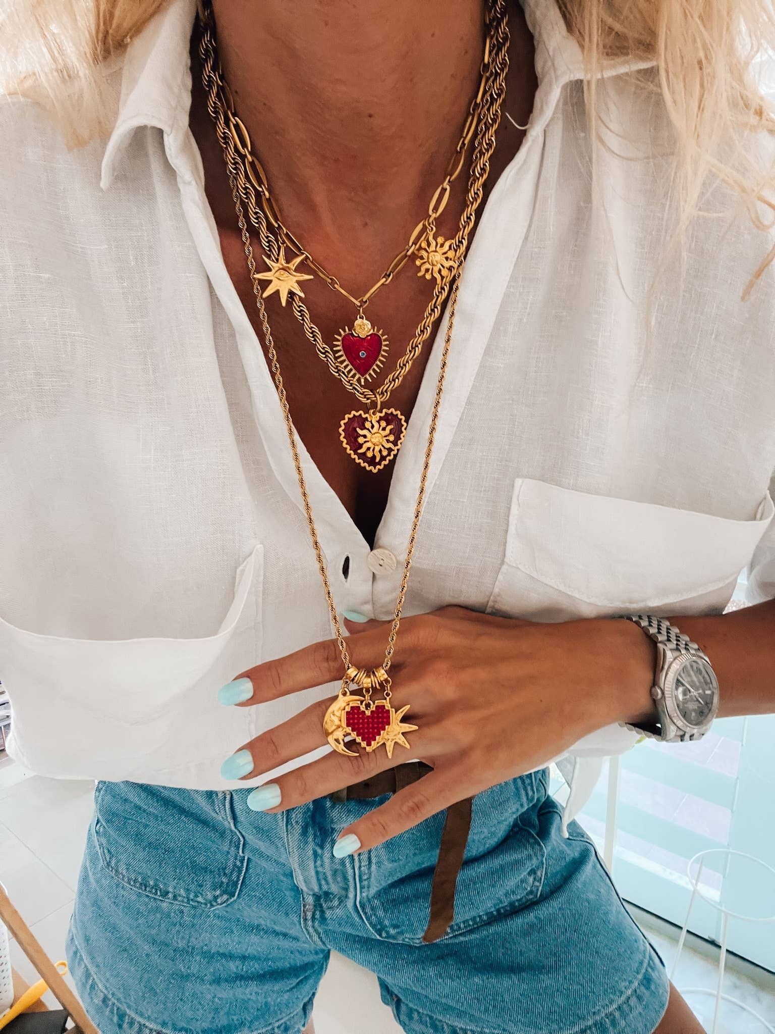 Collares con dijes de corazones dorados y rojos