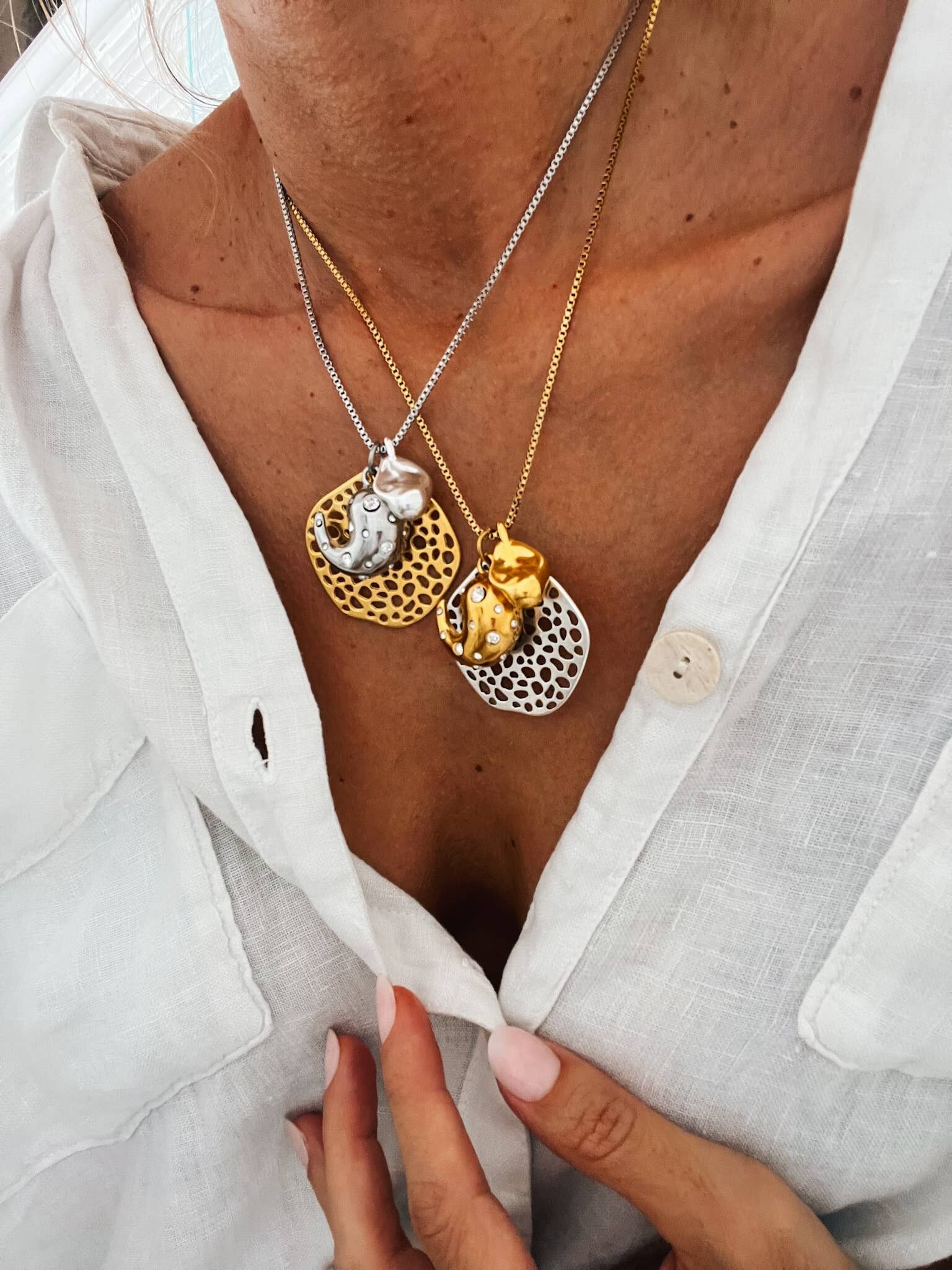 Collar con múltiples charms en mezcla de plata y oro