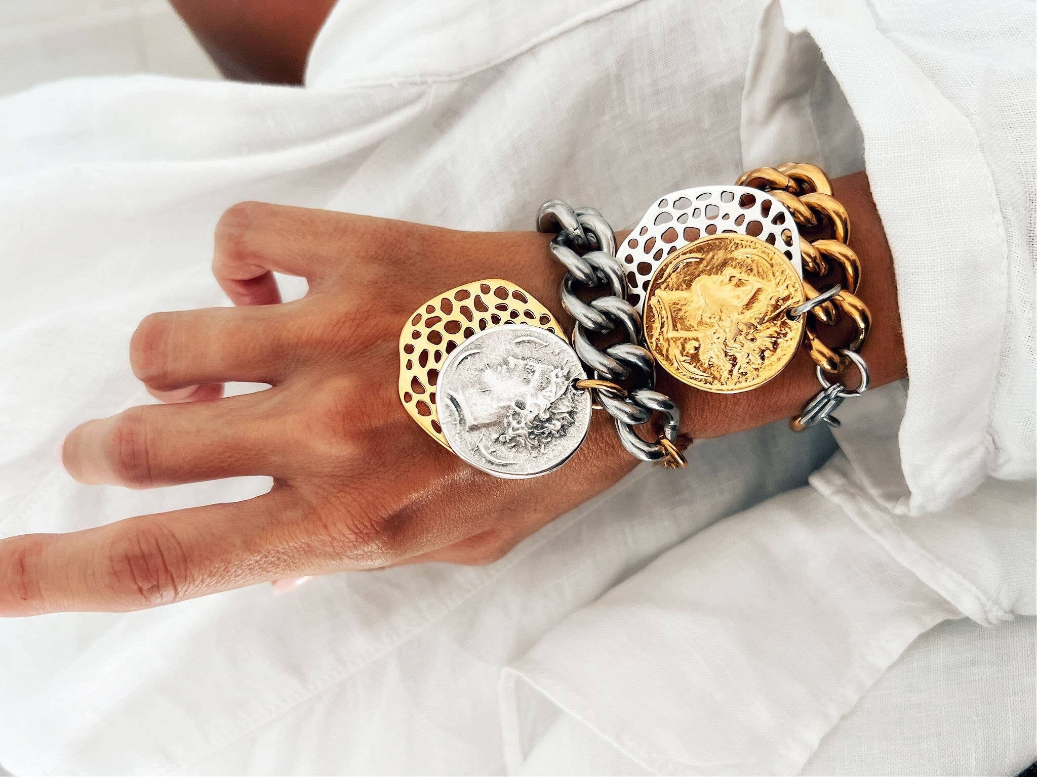 Cadena gruesa con dije de moneda antigua y disco