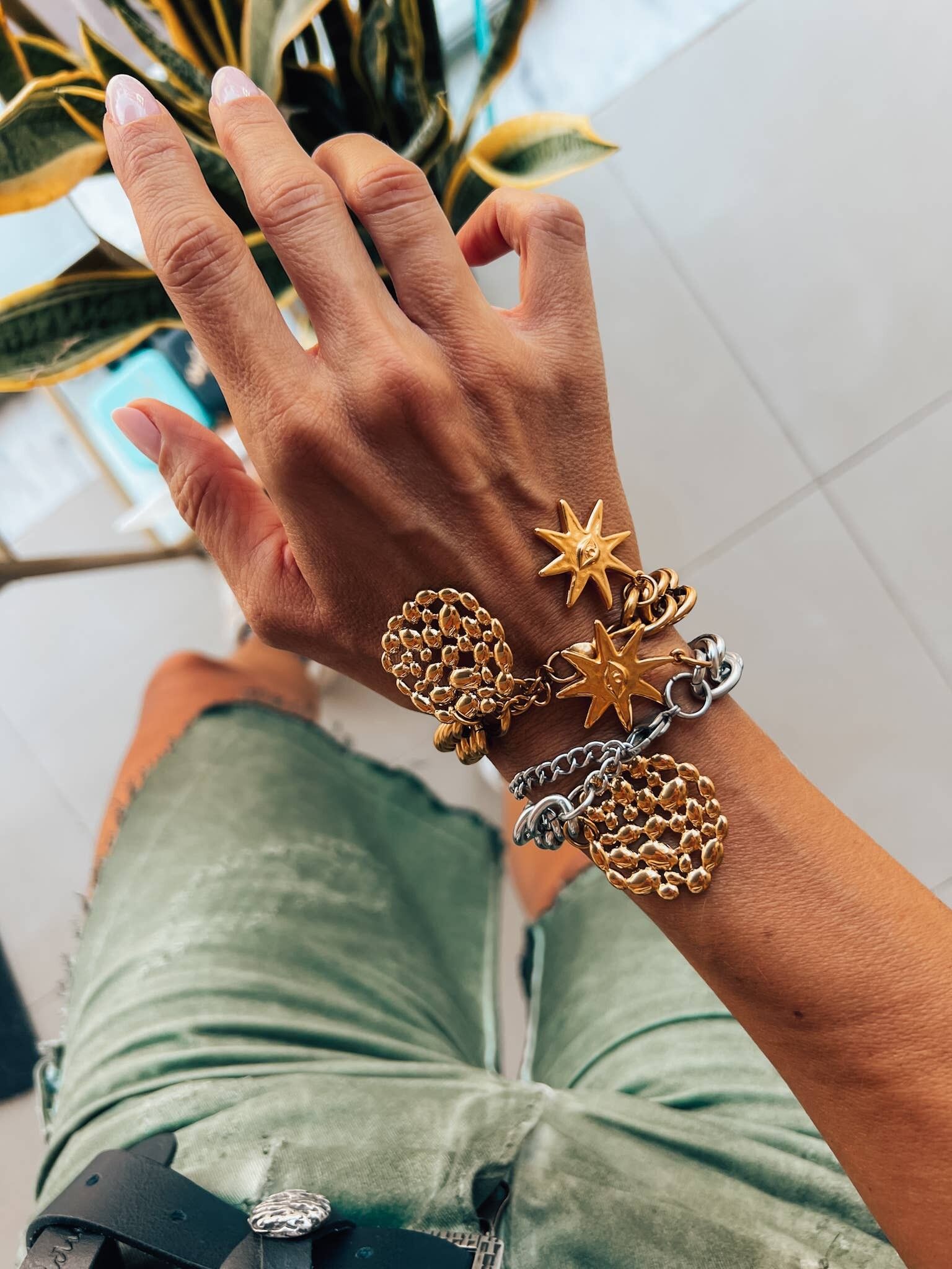 Pulsera con dije de cadena gruesa