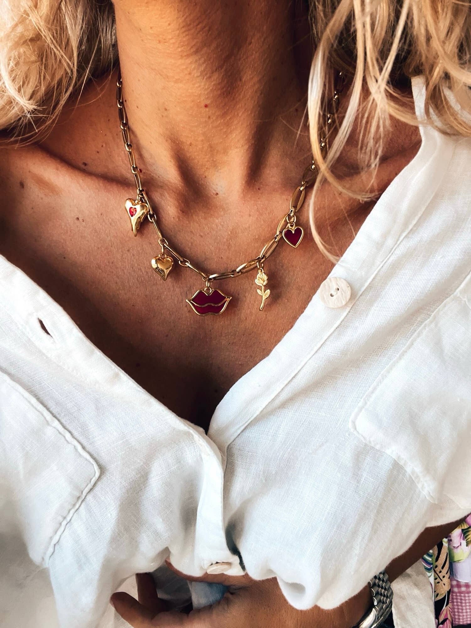 Collar con dije de oro "Beso y amor"